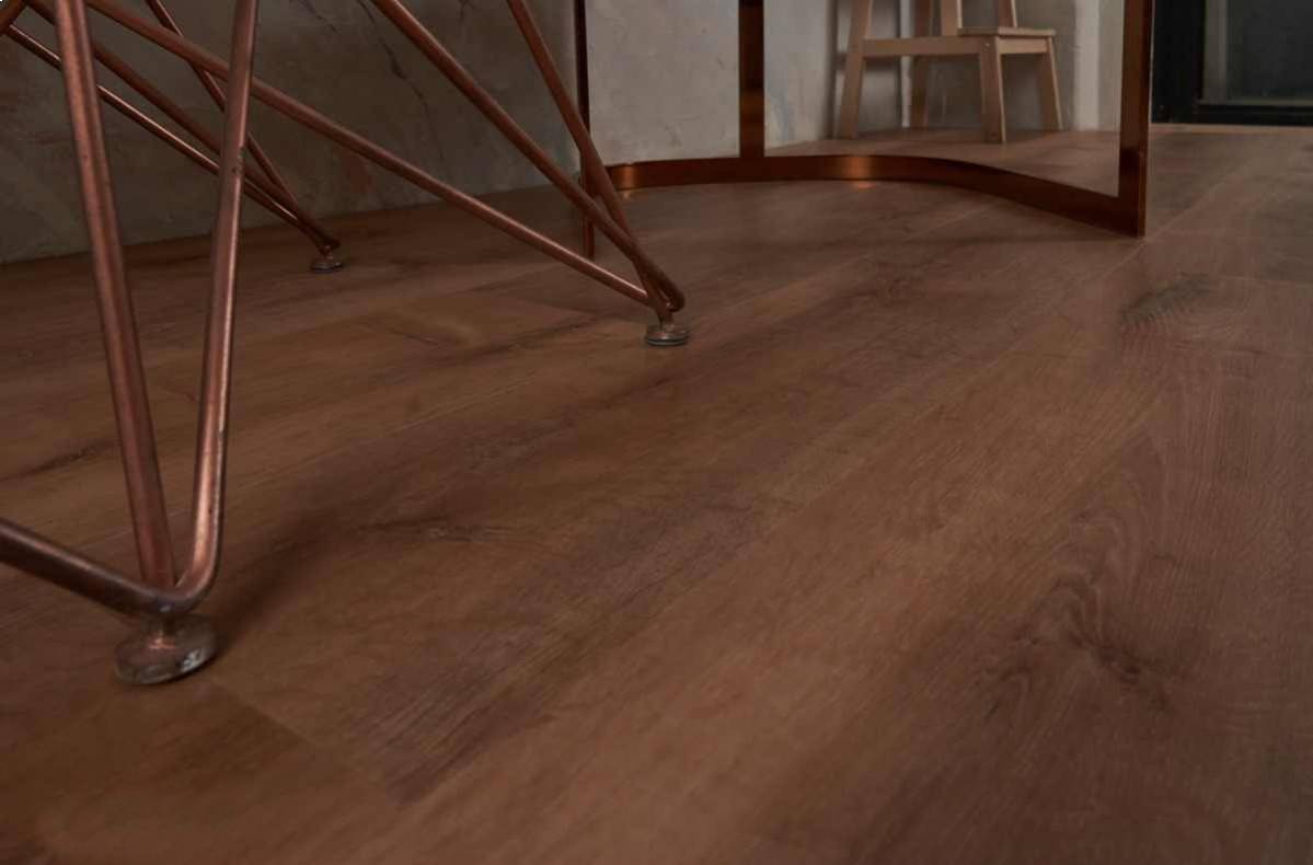 Кварцвиниловый SPC ламинат Vinilam Allure ISOCORE Дуб золотой I967109 1210×220×7,5 фото в интерьере