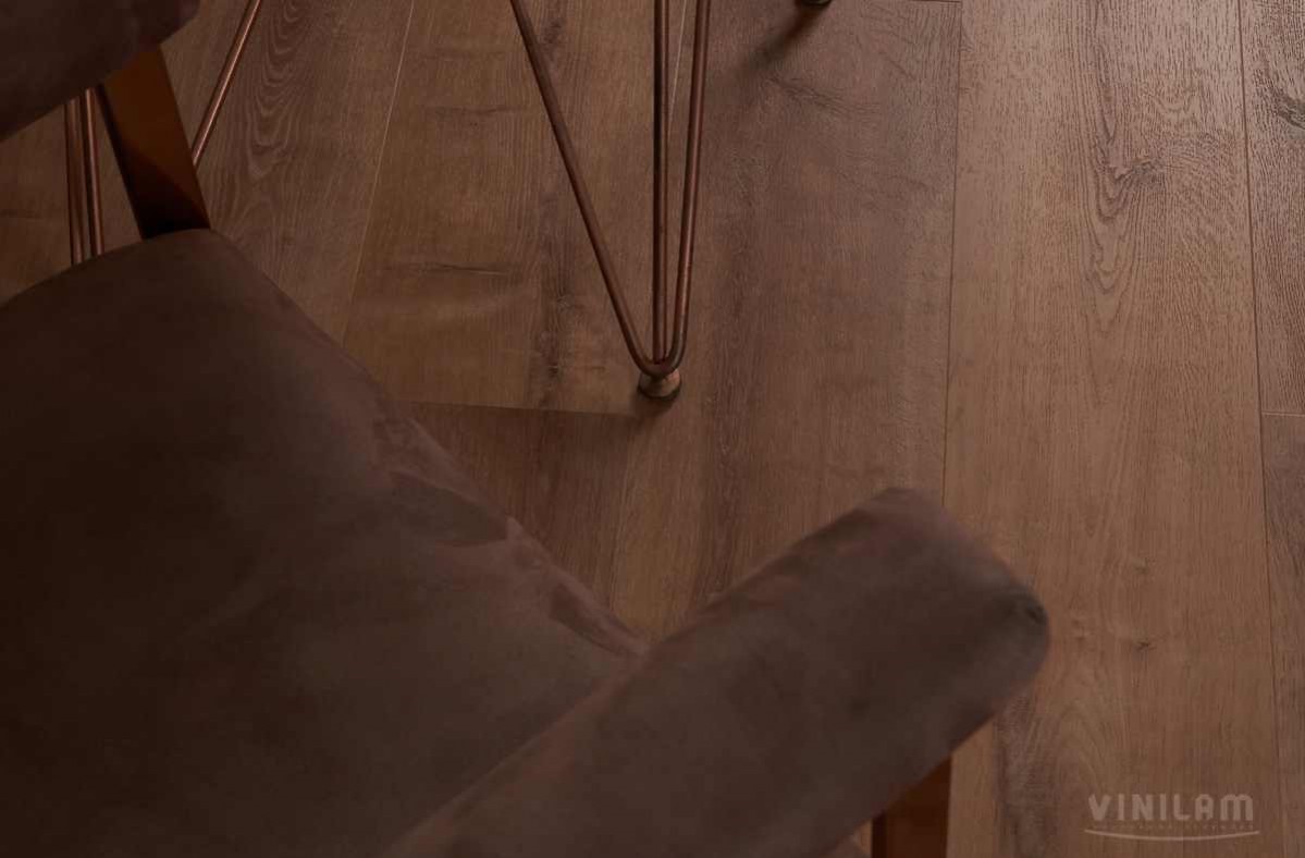 Кварцвиниловый SPC ламинат Vinilam Allure ISOCORE Дуб золотой I967109 1210×220×7,5 фото в интерьере