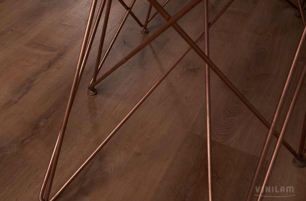 Кварцвиниловый SPC ламинат Vinilam Allure ISOCORE Дуб золотой I967109 1210×220×7,5 фото в интерьере