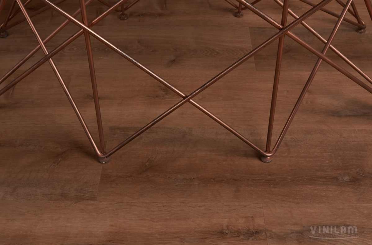 Кварцвиниловый SPC ламинат Vinilam Allure ISOCORE Дуб золотой I967109 1210×220×7,5 фото в интерьере