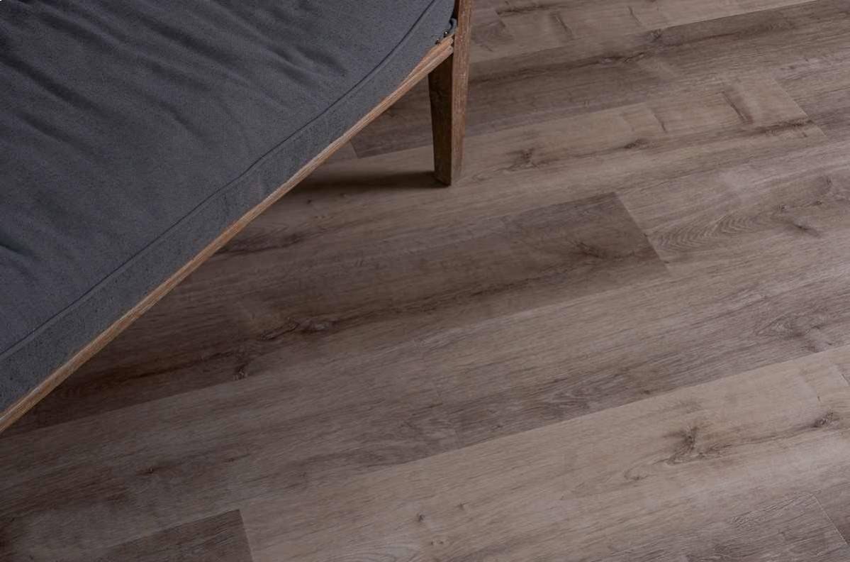 Кварцвиниловый SPC ламинат Vinilam Allure ISOCORE Дуб розовато-лиловый I967111 1210×220×7,5 фото в интерьере