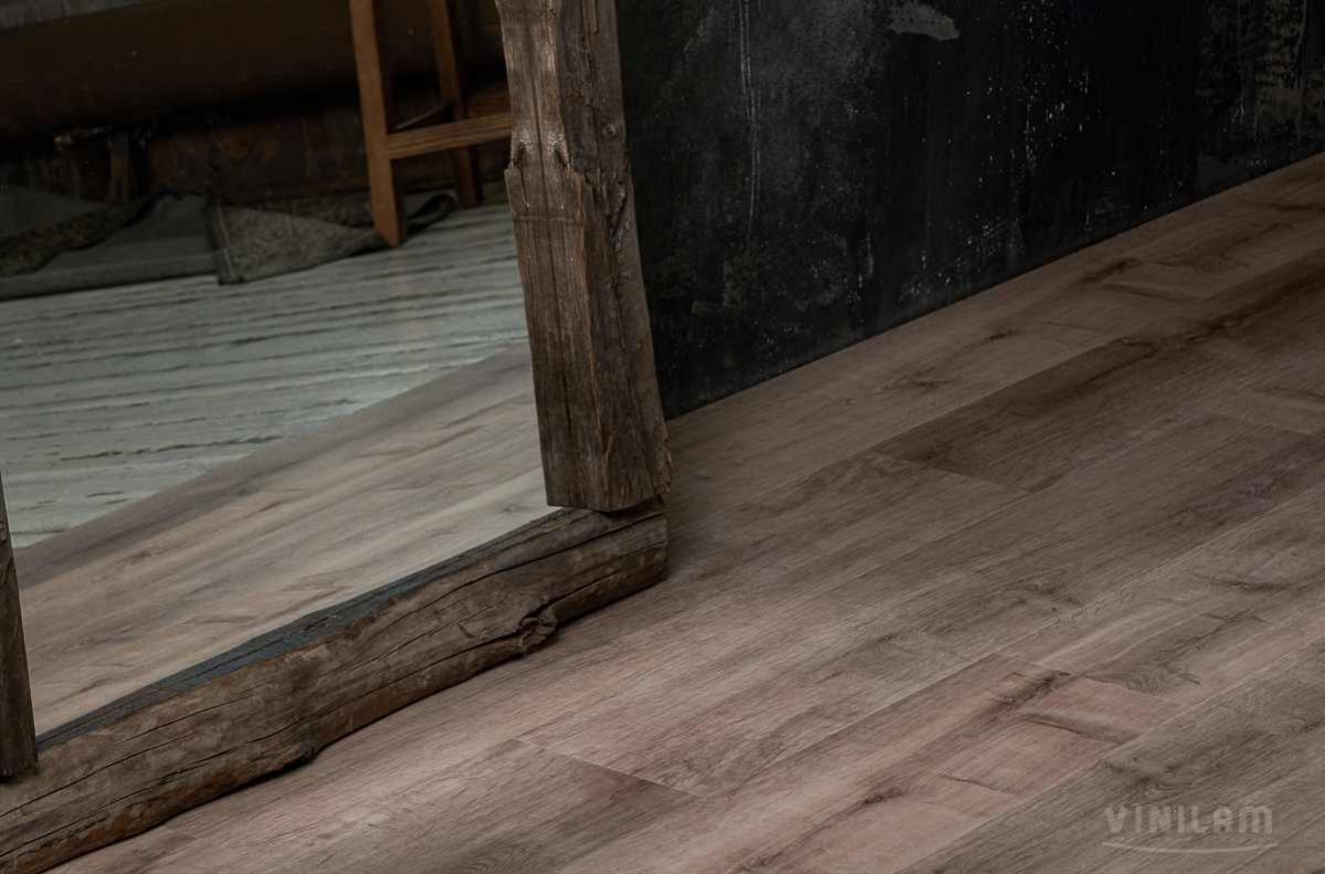 Кварцвиниловый SPC ламинат Vinilam Allure ISOCORE Дуб розовато-лиловый I967111 1210×220×7,5 фото в интерьере