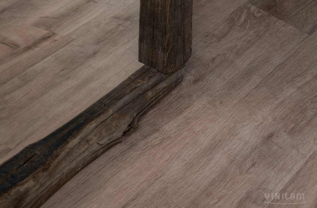 Кварцвиниловый SPC ламинат Vinilam Allure ISOCORE Дуб розовато-лиловый I967111 1210×220×7,5 фото в интерьере