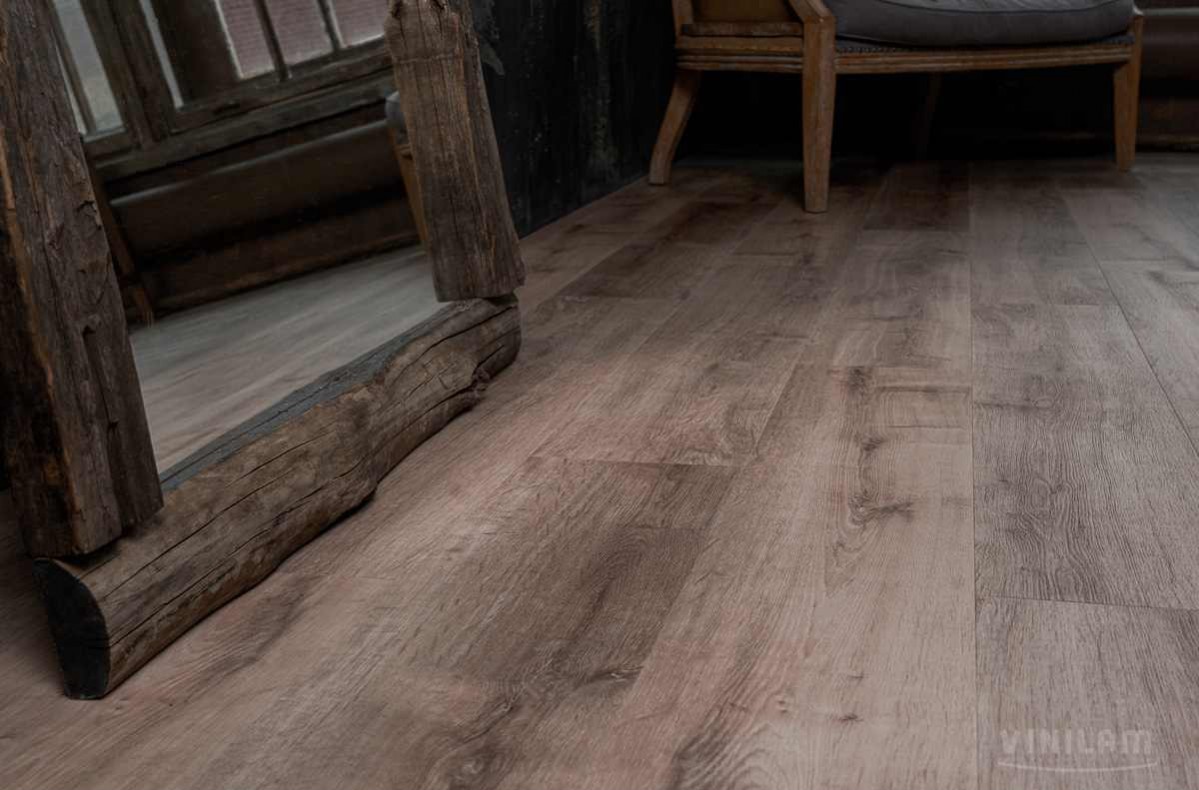 Кварцвиниловый SPC ламинат Vinilam Allure ISOCORE Дуб розовато-лиловый I967111 1210×220×7,5 фото в интерьере