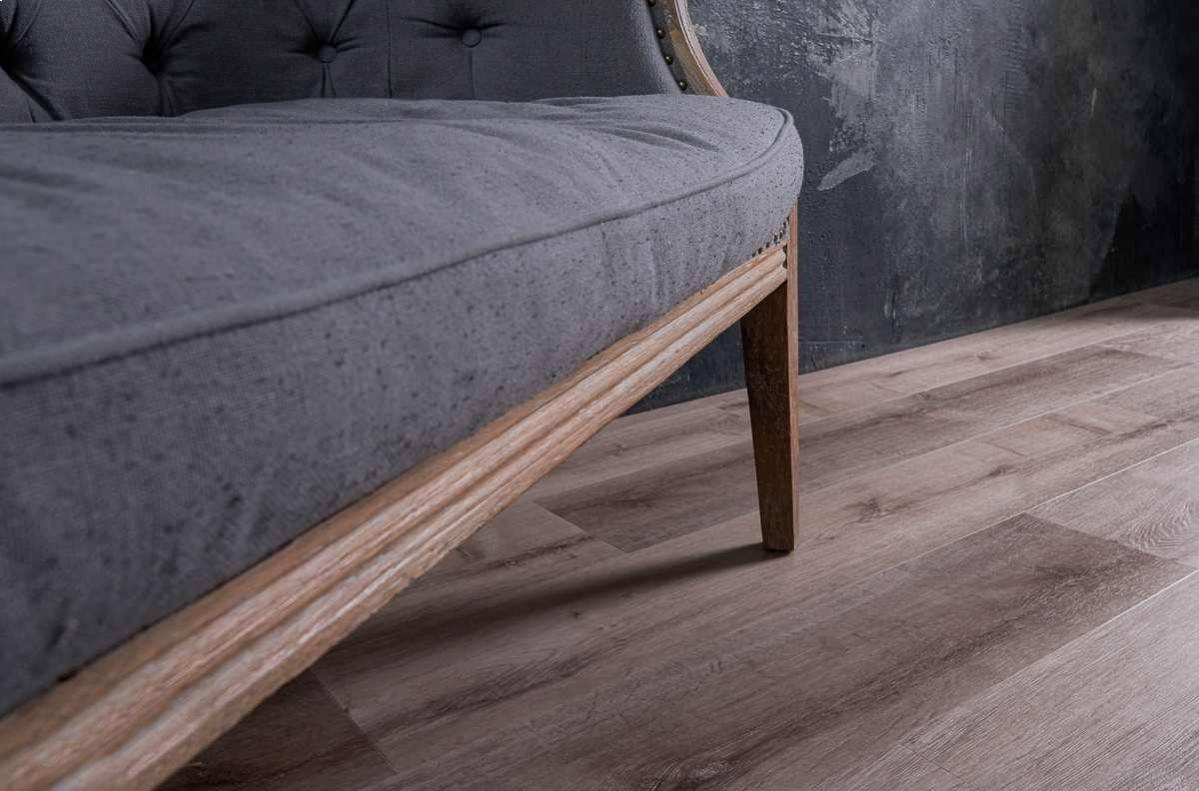 Кварцвиниловый SPC ламинат Vinilam Allure ISOCORE Дуб розовато-лиловый I967111 1210×220×7,5 фото в интерьере