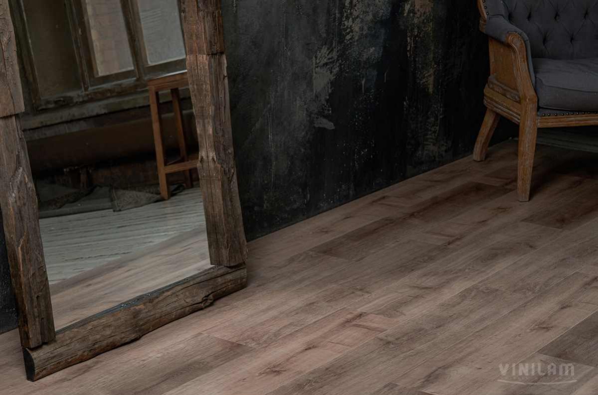 Кварцвиниловый SPC ламинат Vinilam Allure ISOCORE Дуб розовато-лиловый I967111 1210×220×7,5 фото в интерьере