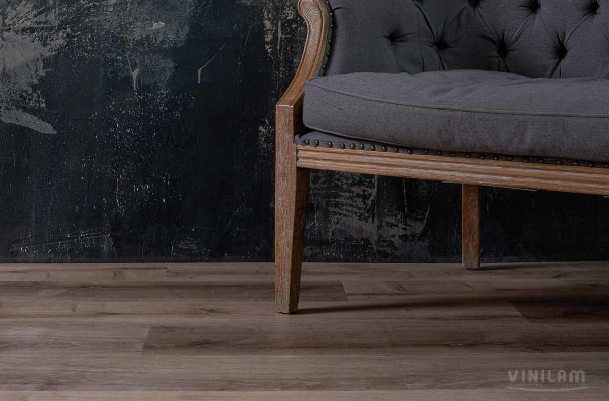 Кварцвиниловый SPC ламинат Vinilam Allure ISOCORE Дуб розовато-лиловый I967111 1210×220×7,5 фото в интерьере