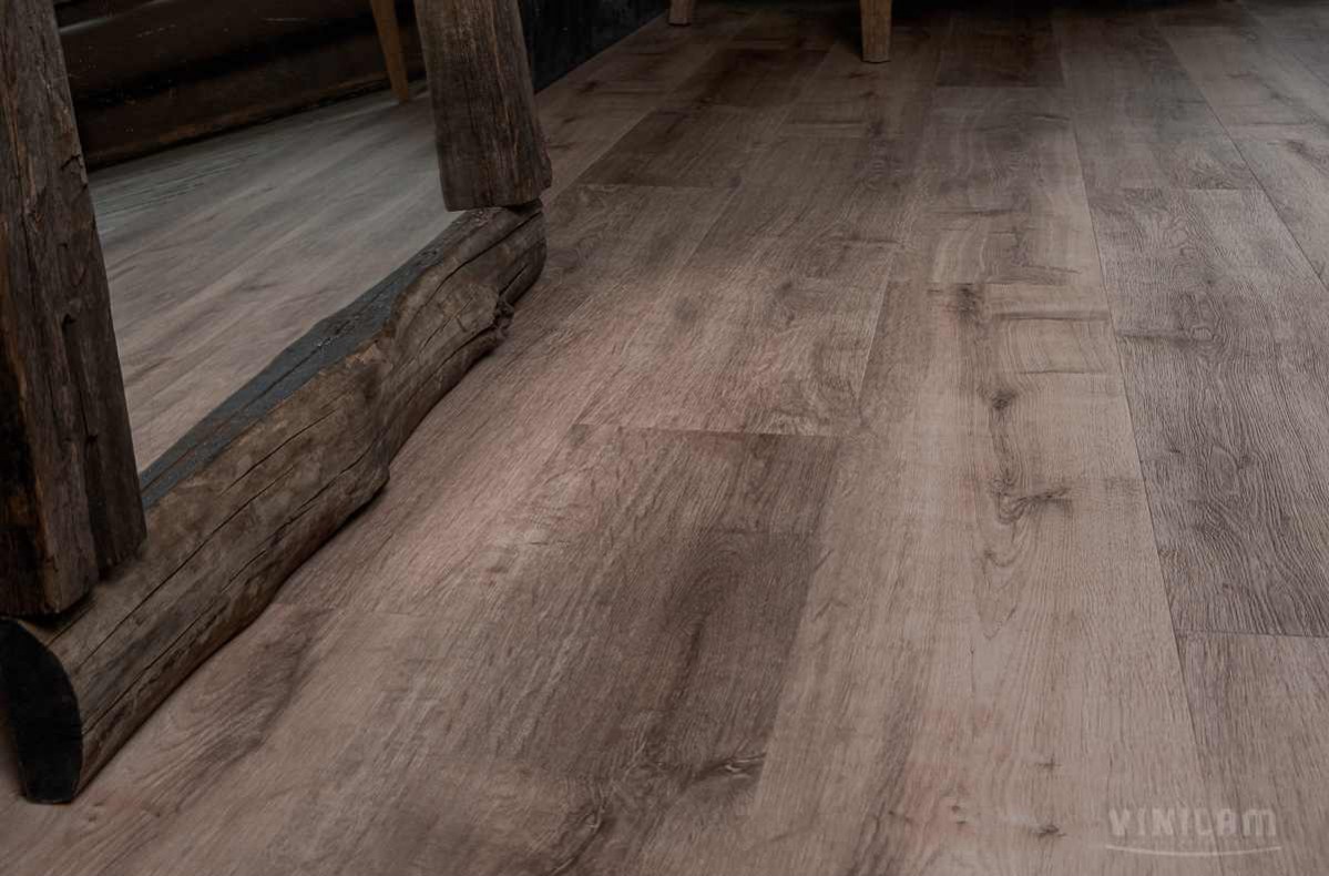 Кварцвиниловый SPC ламинат Vinilam Allure ISOCORE Дуб розовато-лиловый I967111 1210×220×7,5 фото в интерьере