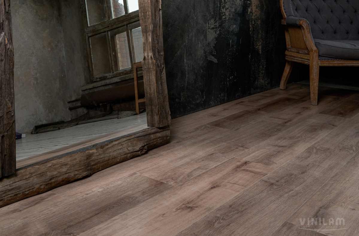 Кварцвиниловый SPC ламинат Vinilam Allure ISOCORE Дуб розовато-лиловый I967111 1210×220×7,5 фото в интерьере