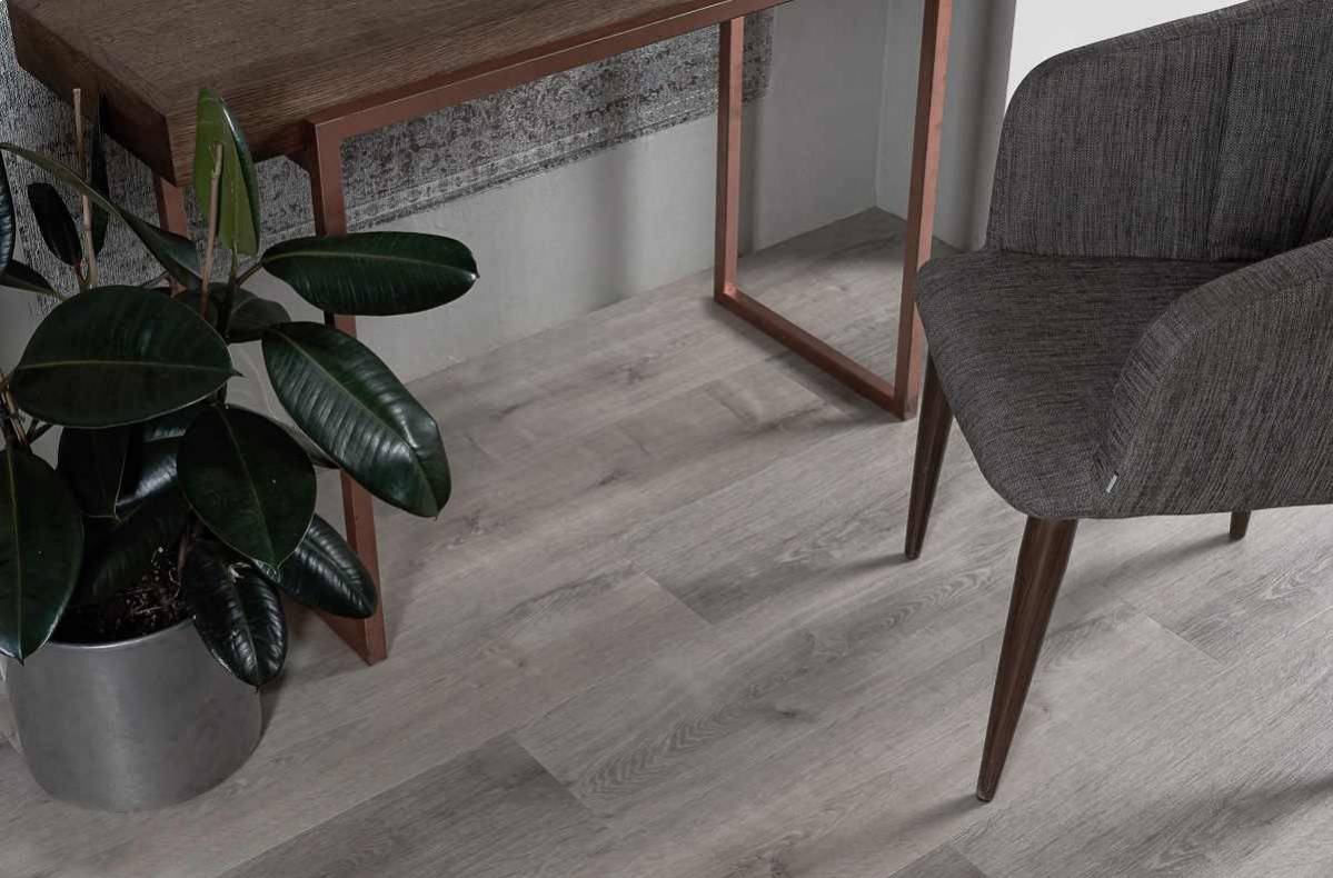 Кварцвиниловый SPC ламинат Vinilam Allure ISOCORE Дуб арктический I967112 1210×220×7,5 фото в интерьере