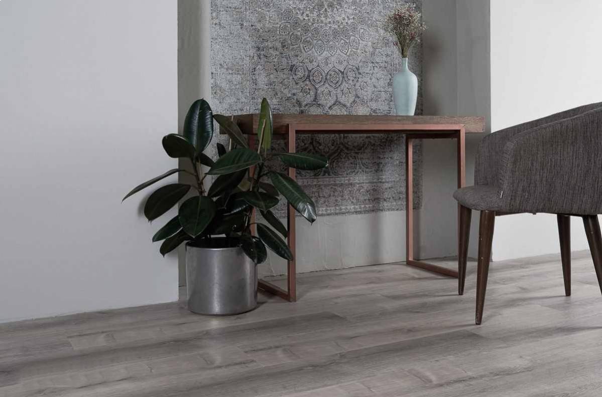 Кварцвиниловый SPC ламинат Vinilam Allure ISOCORE Дуб арктический I967112 1210×220×7,5 фото в интерьере