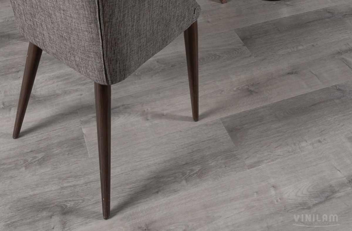 Кварцвиниловый SPC ламинат Vinilam Allure ISOCORE Дуб арктический I967112 1210×220×7,5 фото в интерьере