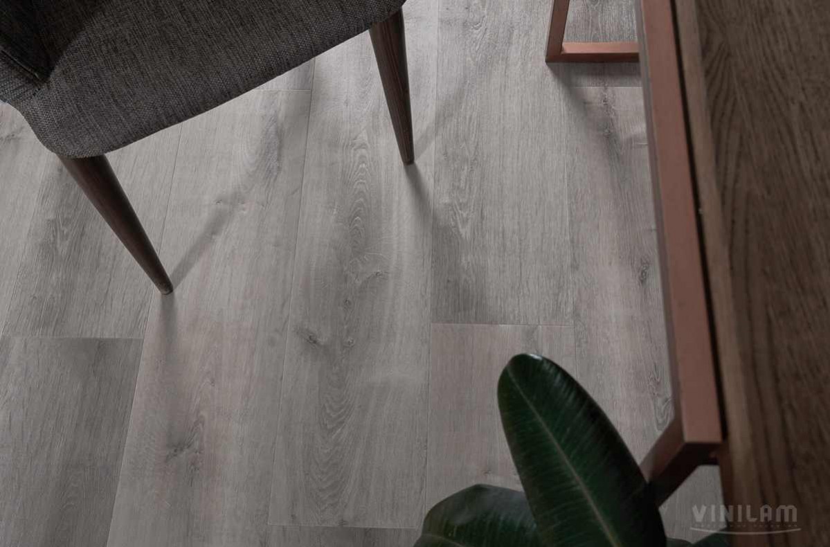 Кварцвиниловый SPC ламинат Vinilam Allure ISOCORE Дуб арктический I967112 1210×220×7,5 фото в интерьере