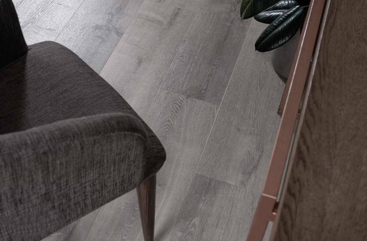 Кварцвиниловый SPC ламинат Vinilam Allure ISOCORE Дуб арктический I967112 1210×220×7,5 фото в интерьере