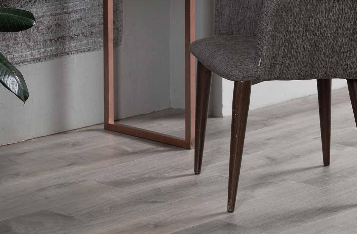 Кварцвиниловый SPC ламинат Vinilam Allure ISOCORE Дуб арктический I967112 1210×220×7,5 фото в интерьере