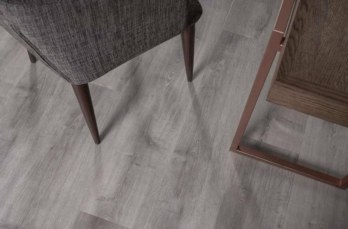 Кварцвиниловый SPC ламинат Vinilam Allure ISOCORE Дуб арктический I967112 1210×220×7,5 фото в интерьере