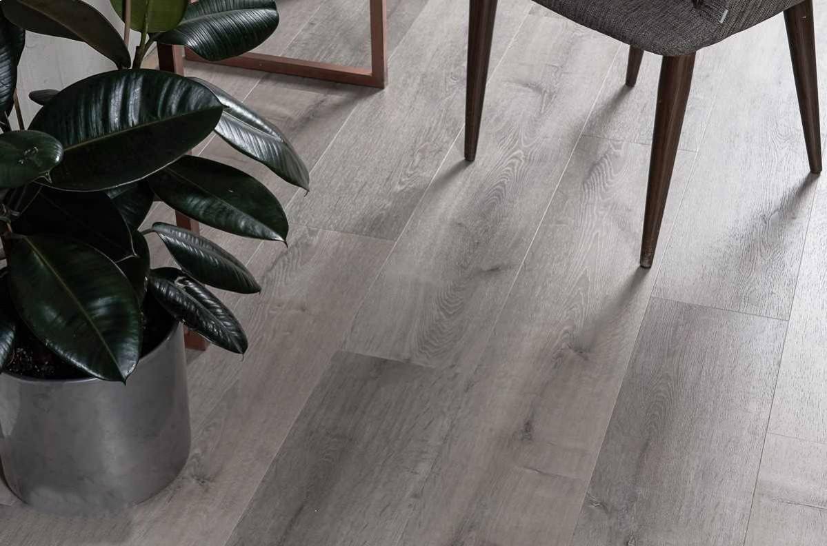 Кварцвиниловый SPC ламинат Vinilam Allure ISOCORE Дуб арктический I967112 1210×220×7,5 фото в интерьере