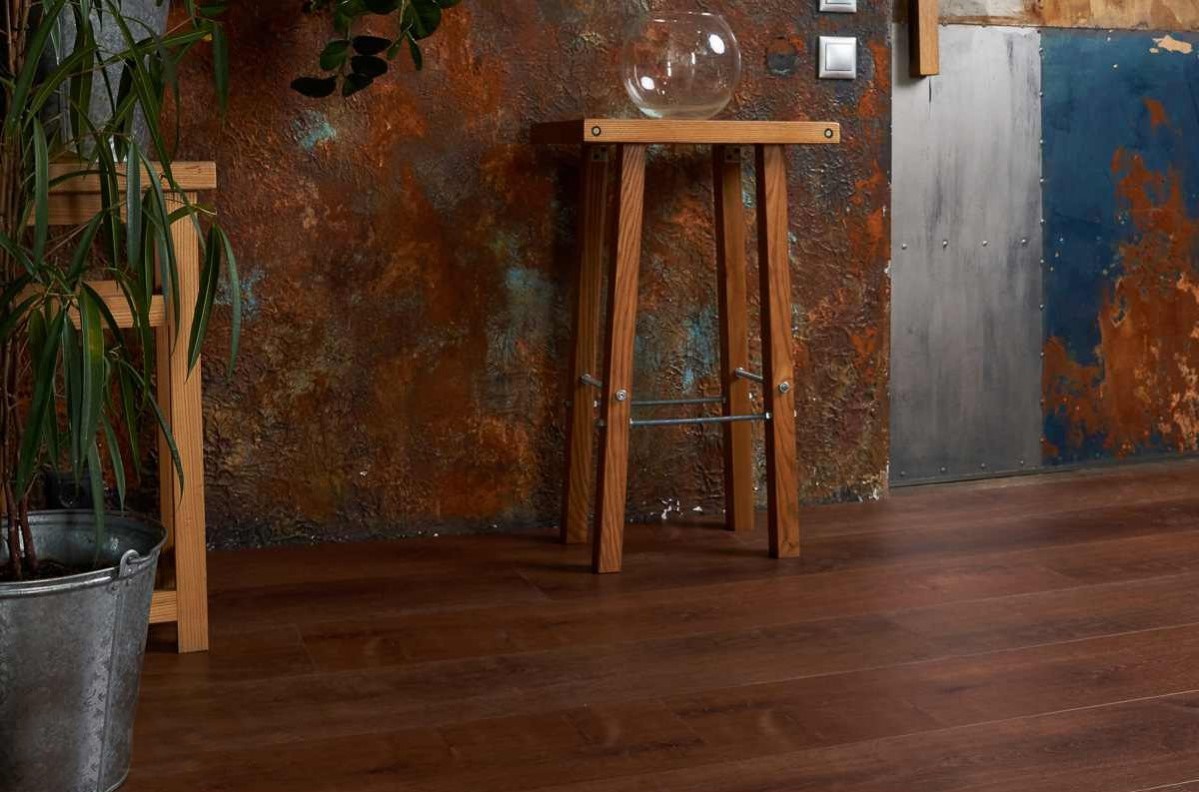 Кварцвиниловый SPC ламинат Vinilam Allure ISOCORE Дуб коричневый I967113 1210×220×7,5 фото в интерьере