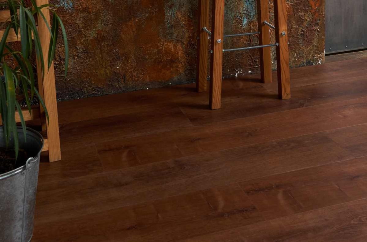 Кварцвиниловый SPC ламинат Vinilam Allure ISOCORE Дуб коричневый I967113 1210×220×7,5 фото в интерьере