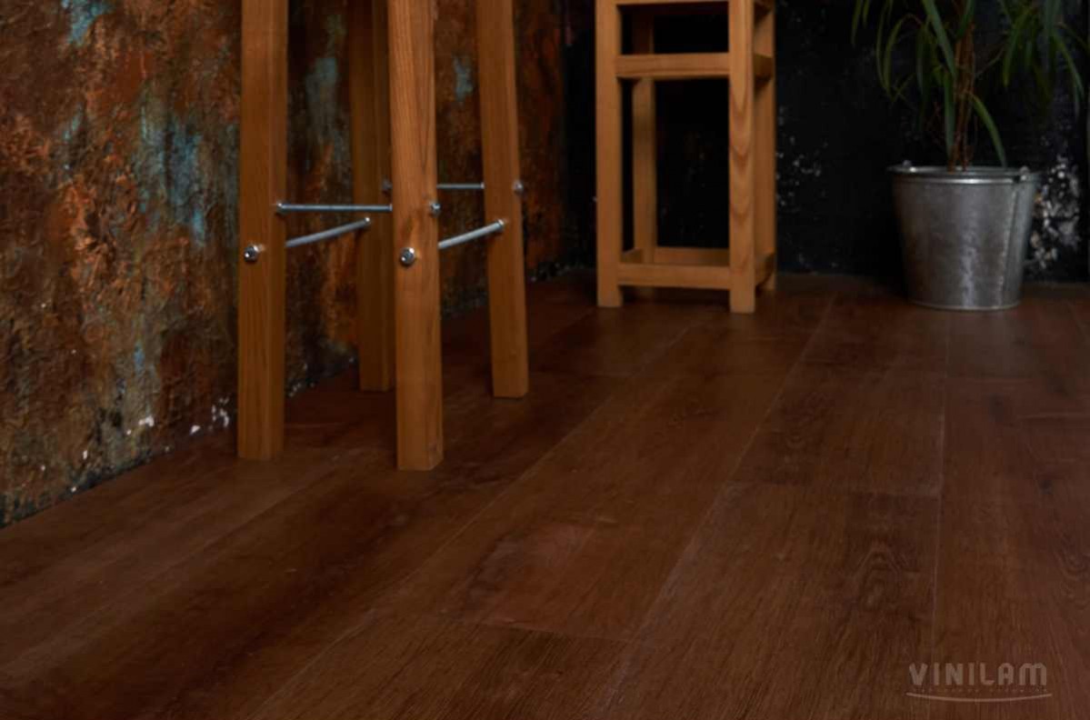 Кварцвиниловый SPC ламинат Vinilam Allure ISOCORE Дуб коричневый I967113 1210×220×7,5 фото в интерьере