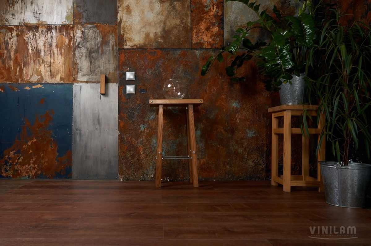 Кварцвиниловый SPC ламинат Vinilam Allure ISOCORE Дуб коричневый I967113 1210×220×7,5 фото в интерьере