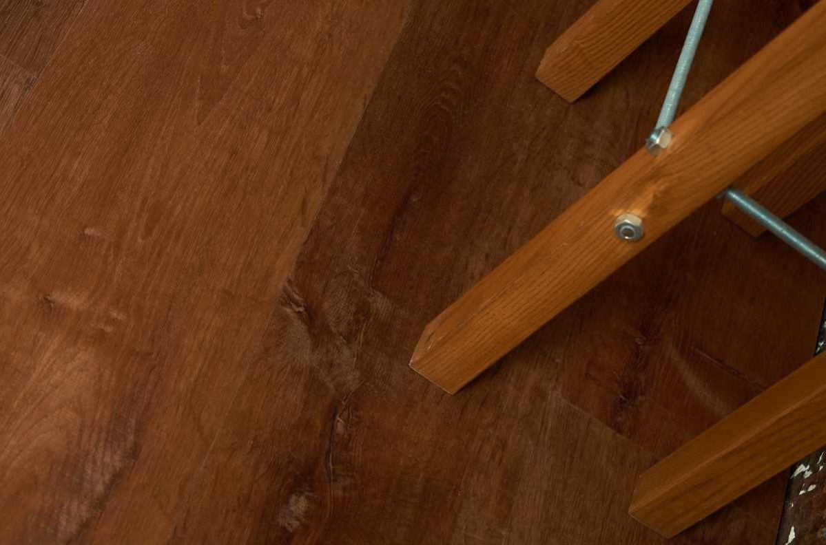 Кварцвиниловый SPC ламинат Vinilam Allure ISOCORE Дуб коричневый I967113 1210×220×7,5 фото в интерьере