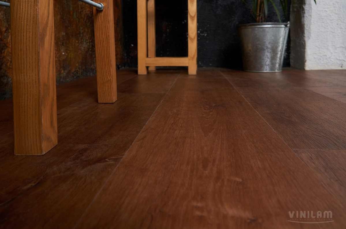 Кварцвиниловый SPC ламинат Vinilam Allure ISOCORE Дуб коричневый I967113 1210×220×7,5 фото в интерьере