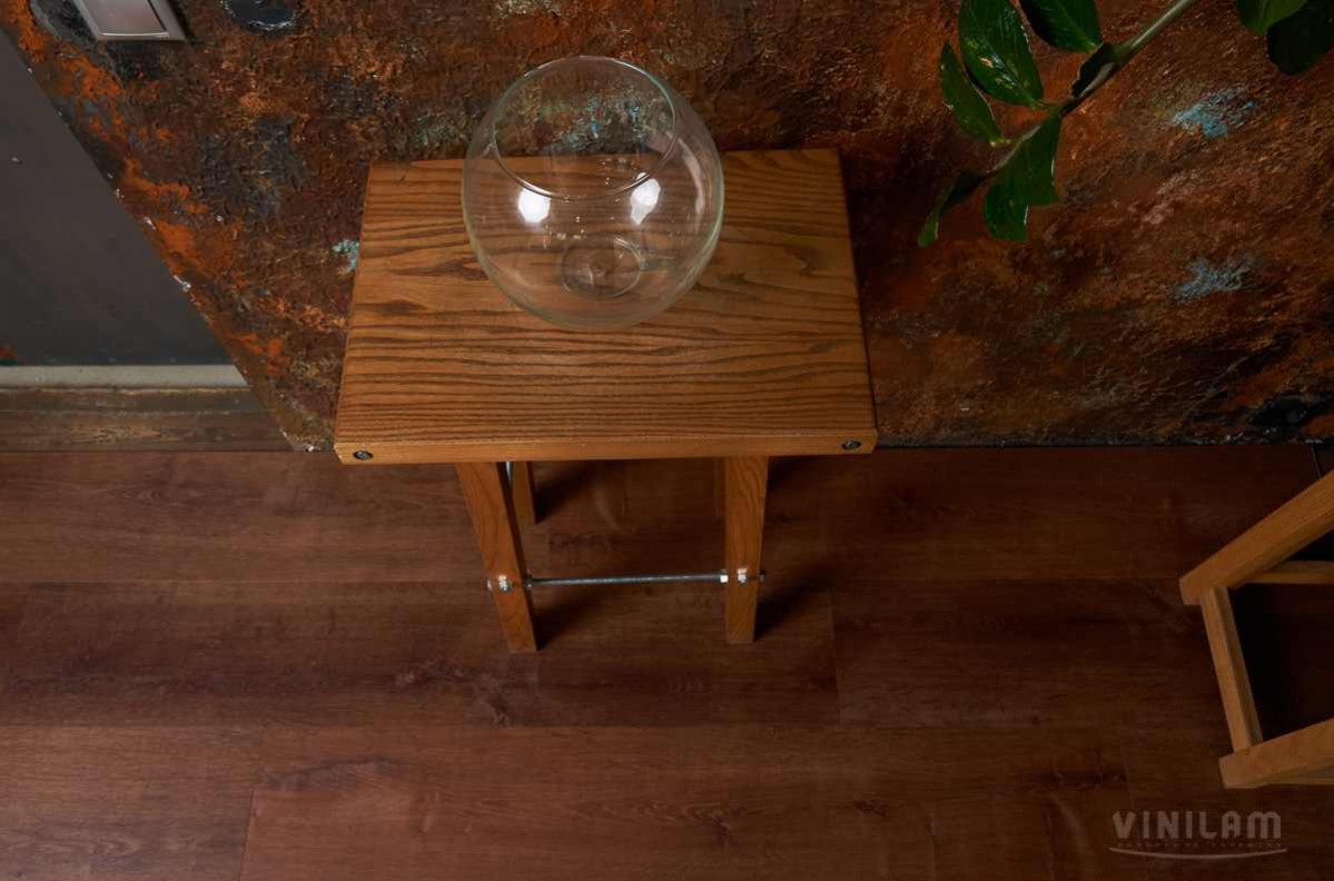 Кварцвиниловый SPC ламинат Vinilam Allure ISOCORE Дуб коричневый I967113 1210×220×7,5 фото в интерьере