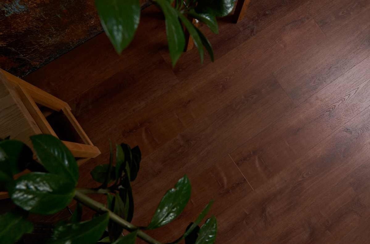 Кварцвиниловый SPC ламинат Vinilam Allure ISOCORE Дуб коричневый I967113 1210×220×7,5 фото в интерьере