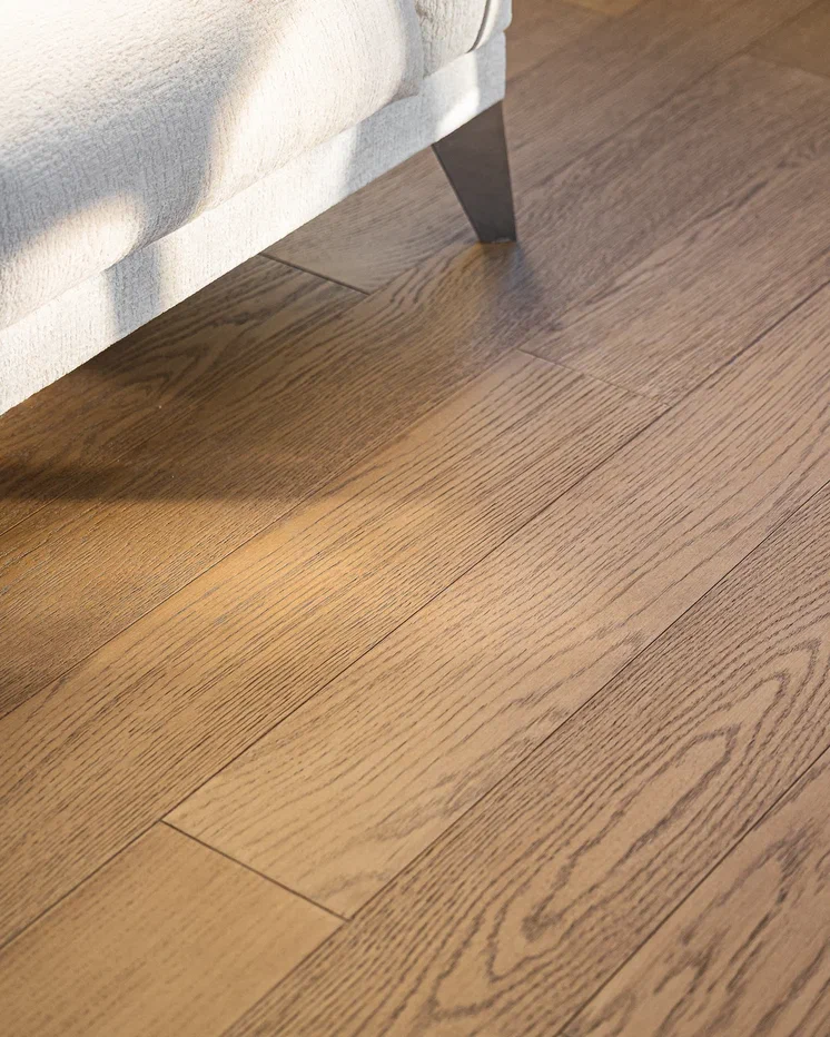 Композитная паркетная доска Quartz Parquet Классик Дуб карельский 419 400-1220×152×7 фото в интерьере