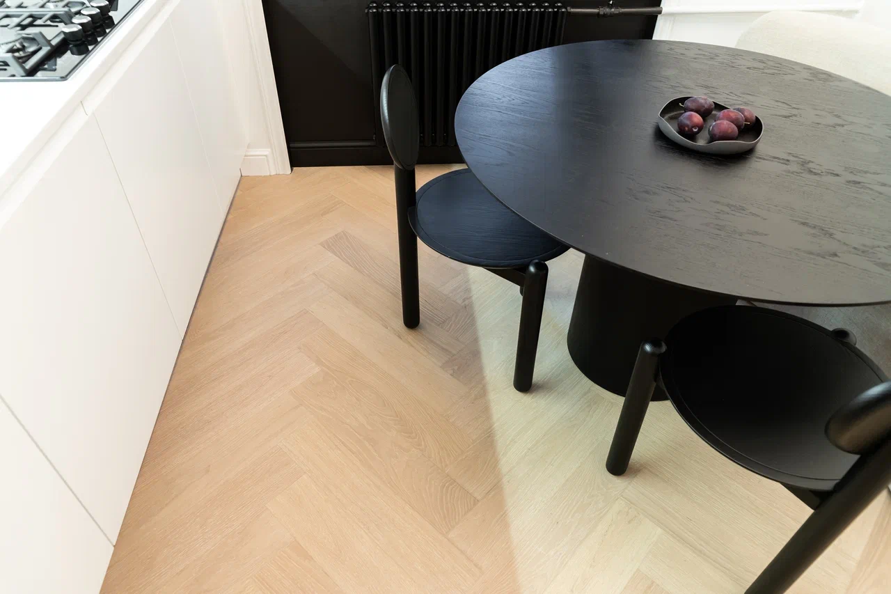 Композитная паркетная доска Quartz Parquet Елка Дуб испанский 33-404 венгерская елка 635×127×5 фото в интерьере