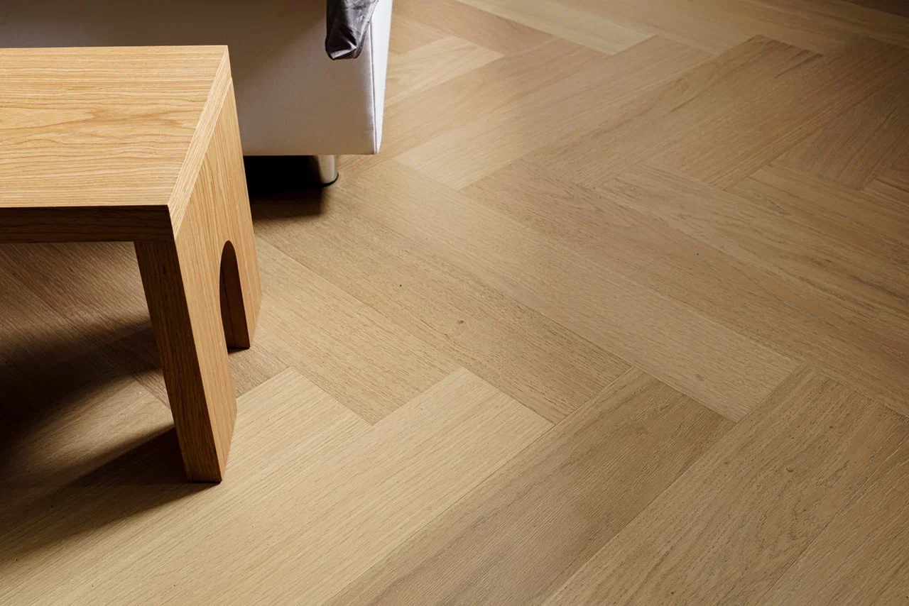 Композитная паркетная доска Quartz Parquet Елка Дуб лимба 33-405 венгерская елка 635×127×5 фото в интерьере