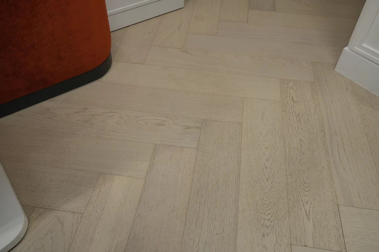 Композитная паркетная доска Quartz Parquet Елка Дуб песочный 33-408 венгерская елка 635×127×5 фото в интерьере