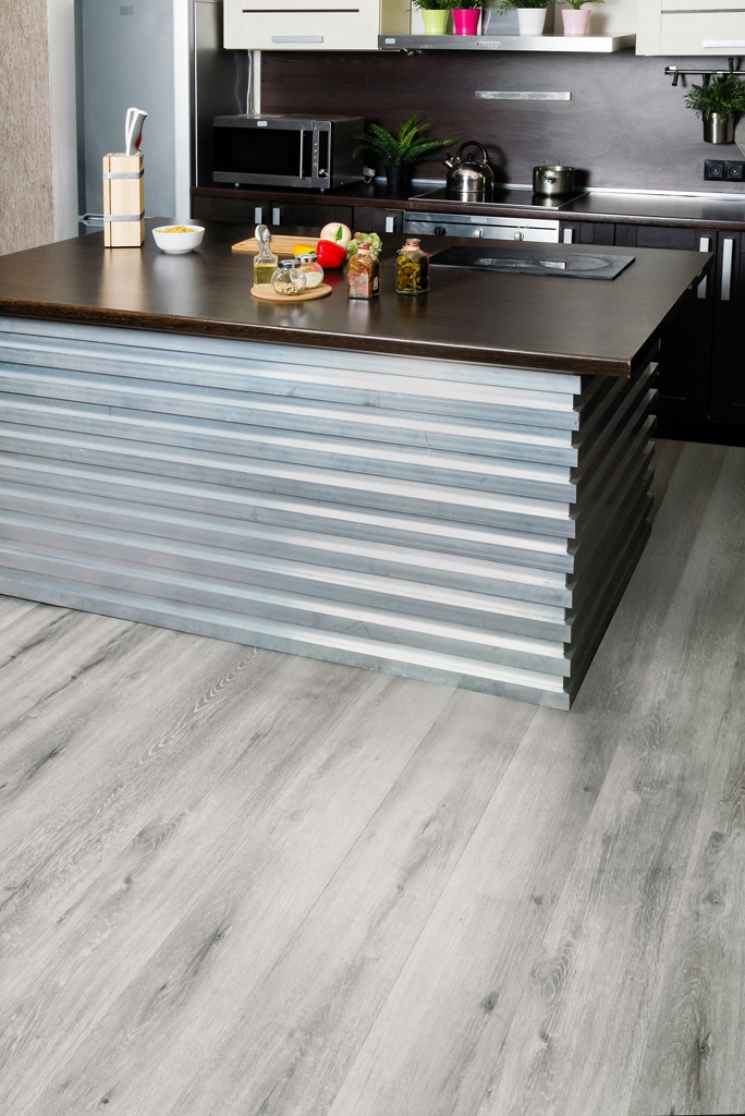 Кварцвиниловый SPC ламинат Alpine Floor Classic Light Ясень Серый ECO 134-55 MC 1220×183×3,5 фото в интерьере