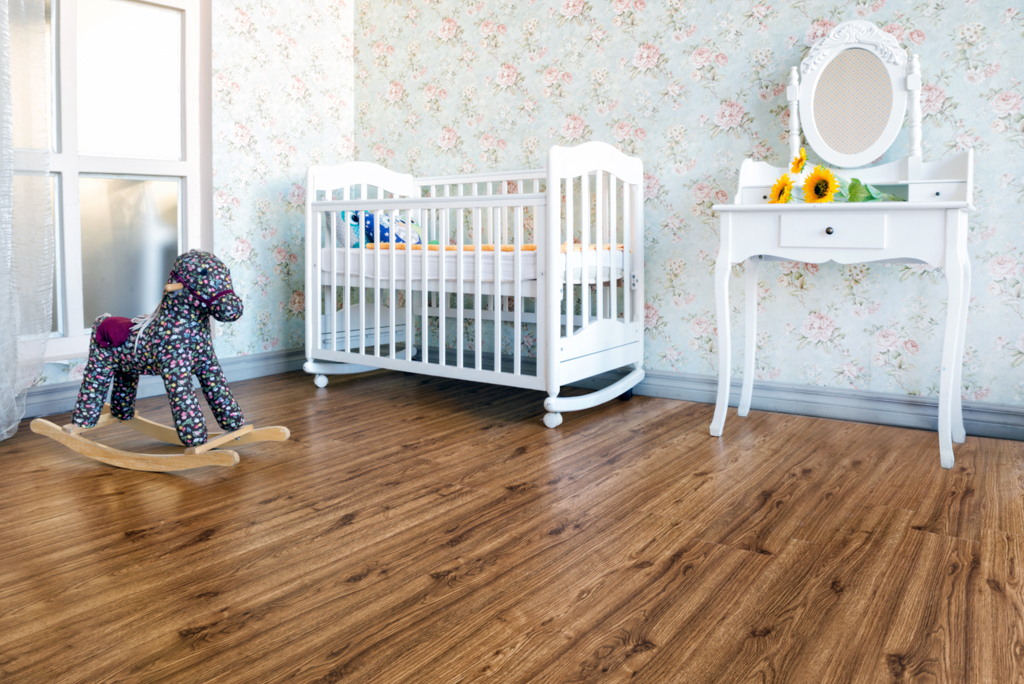 Кварцвиниловый SPC ламинат Alpine Floor Classic Light Дуб Классический ECO 162-77 MC 1220×183×3,5 фото в интерьере