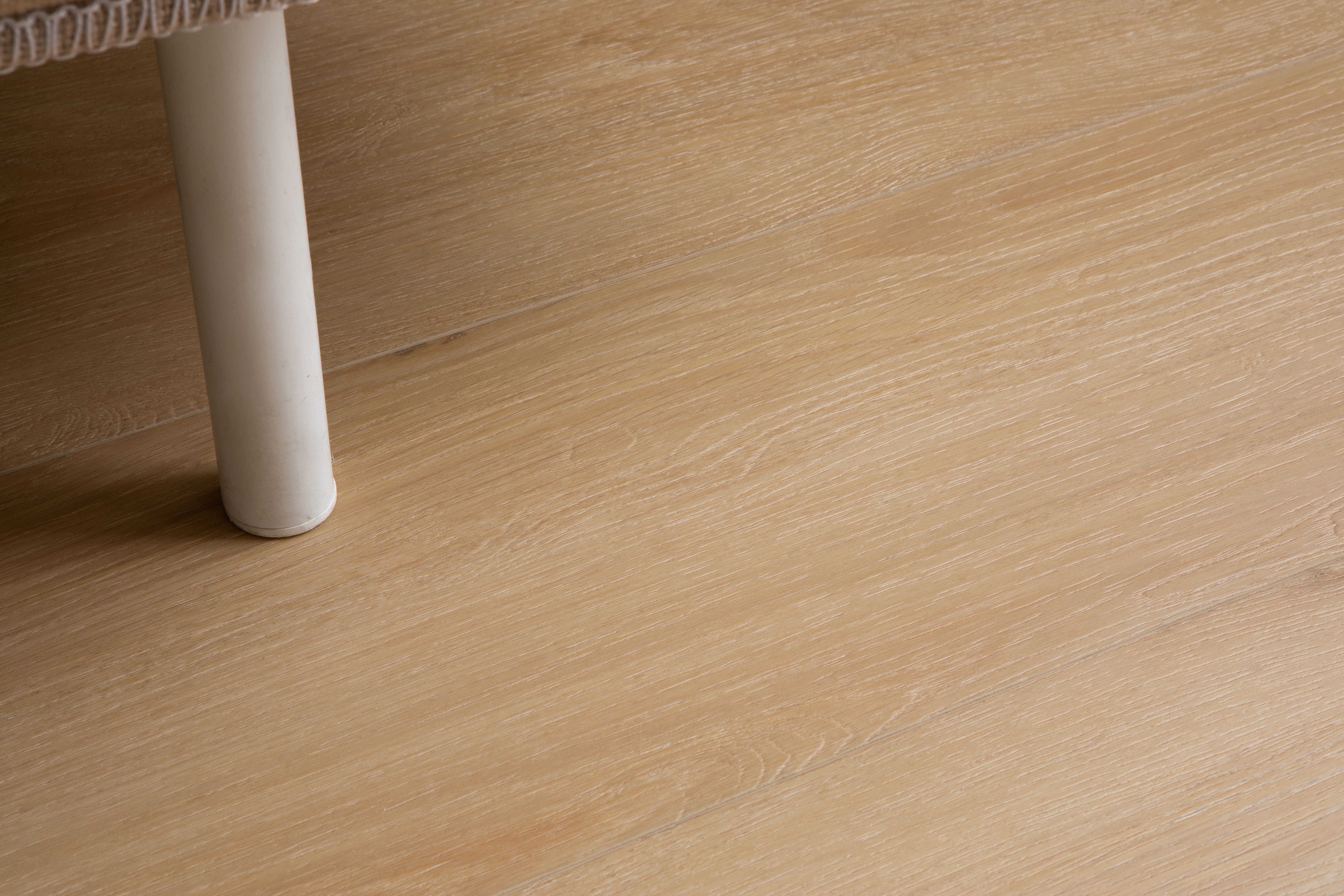 Кварцвиниловый SPC ламинат Vinilam Cork Дуб Рошфор 10110V 1220×227×7 фото в интерьере