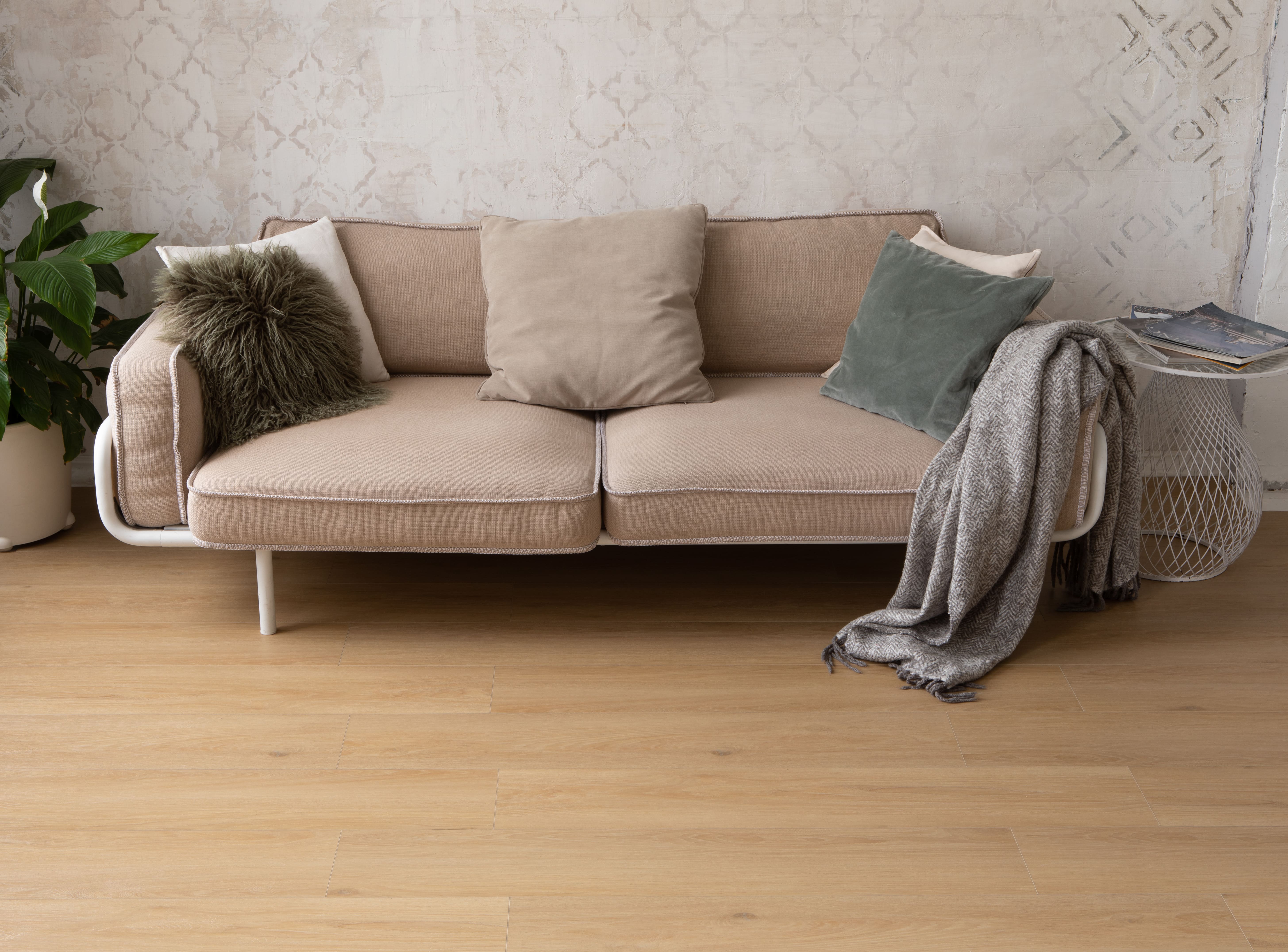 Кварцвиниловый SPC ламинат Vinilam Cork Дуб Рошфор 10110V 1220×227×7 фото в интерьере