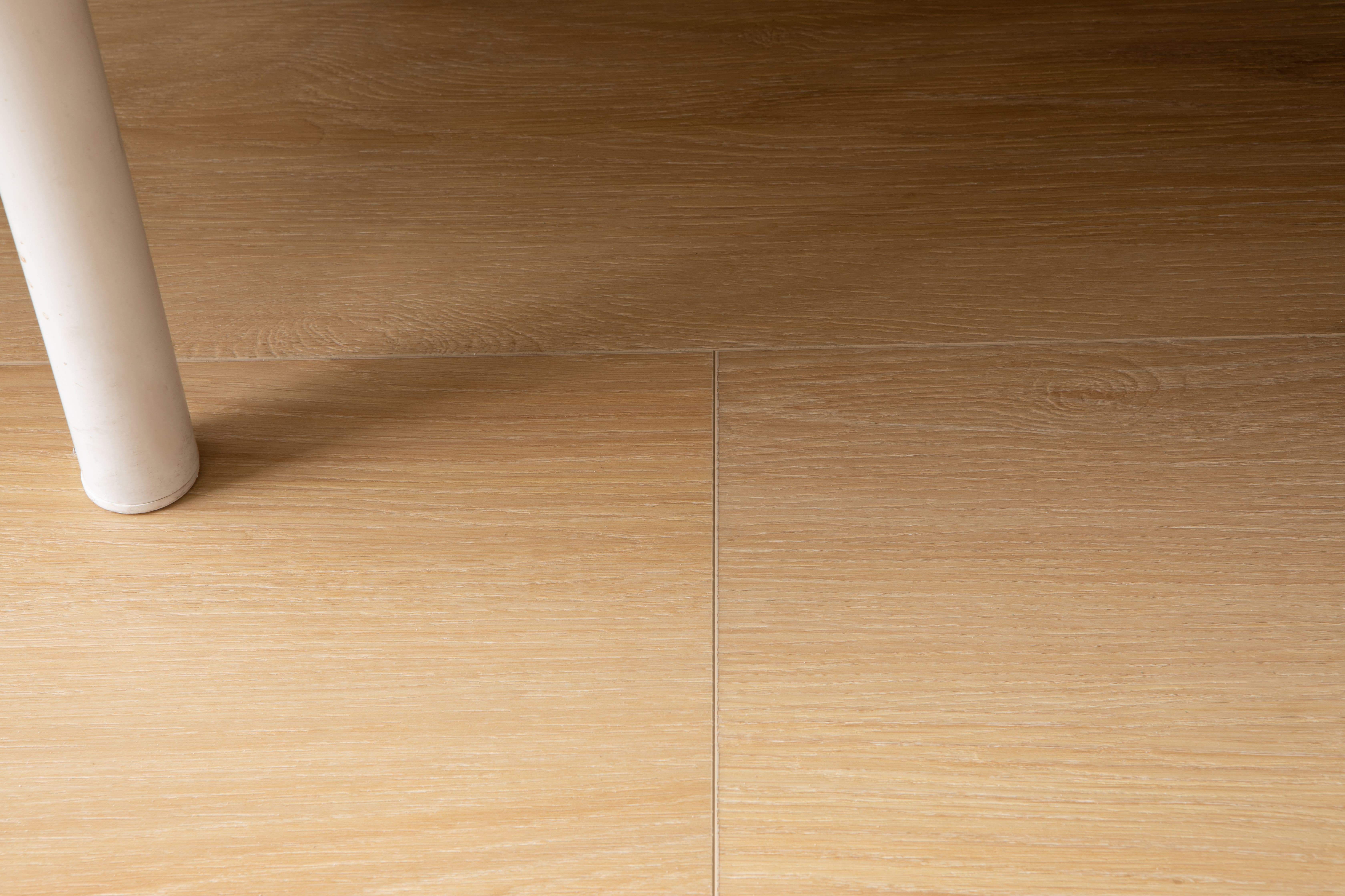 Кварцвиниловый SPC ламинат Vinilam Cork Дуб Рошфор 10110V 1220×227×7 фото в интерьере