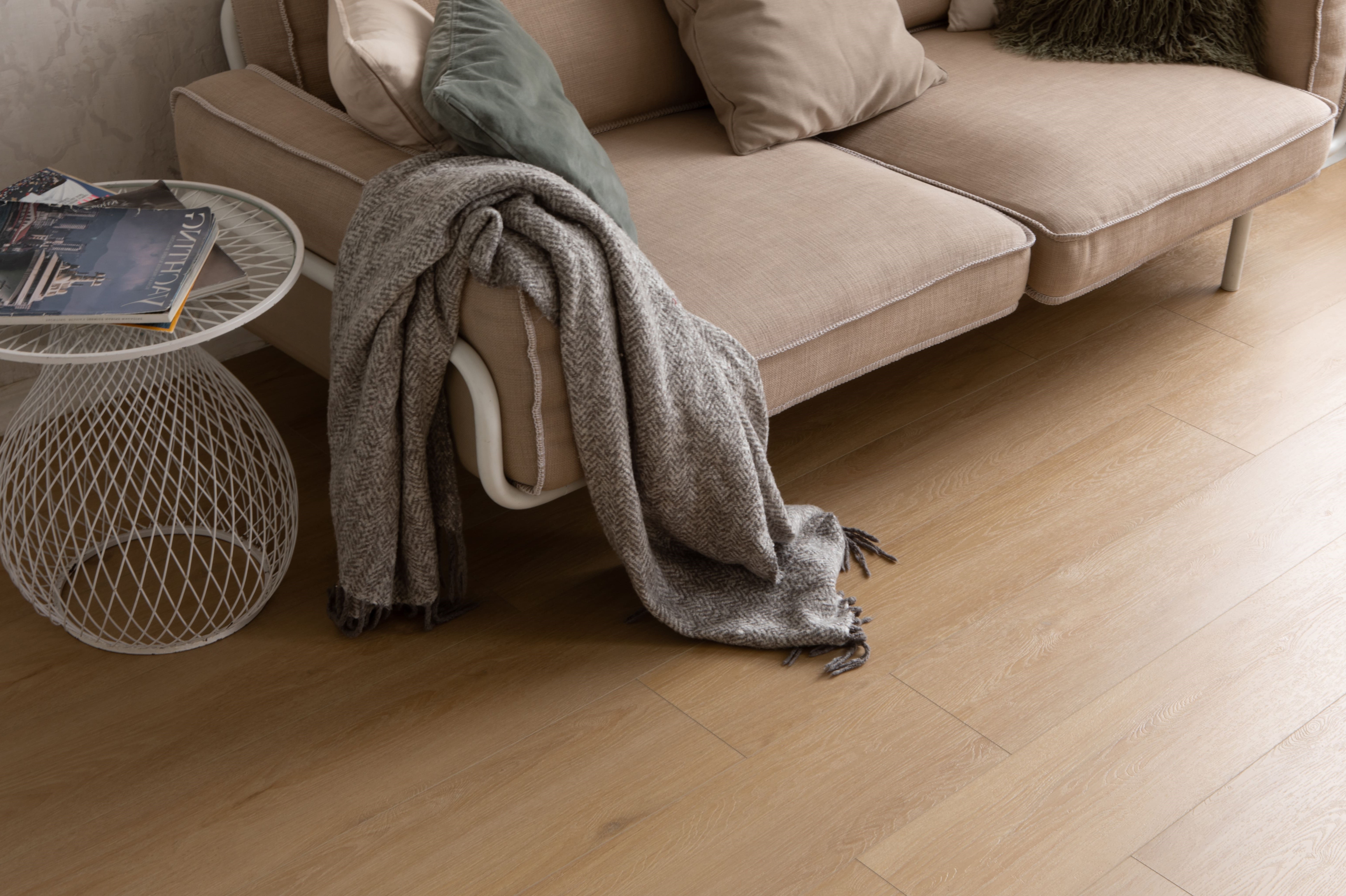 Кварцвиниловый SPC ламинат Vinilam Cork Дуб Рошфор 10110V 1220×227×7 фото в интерьере