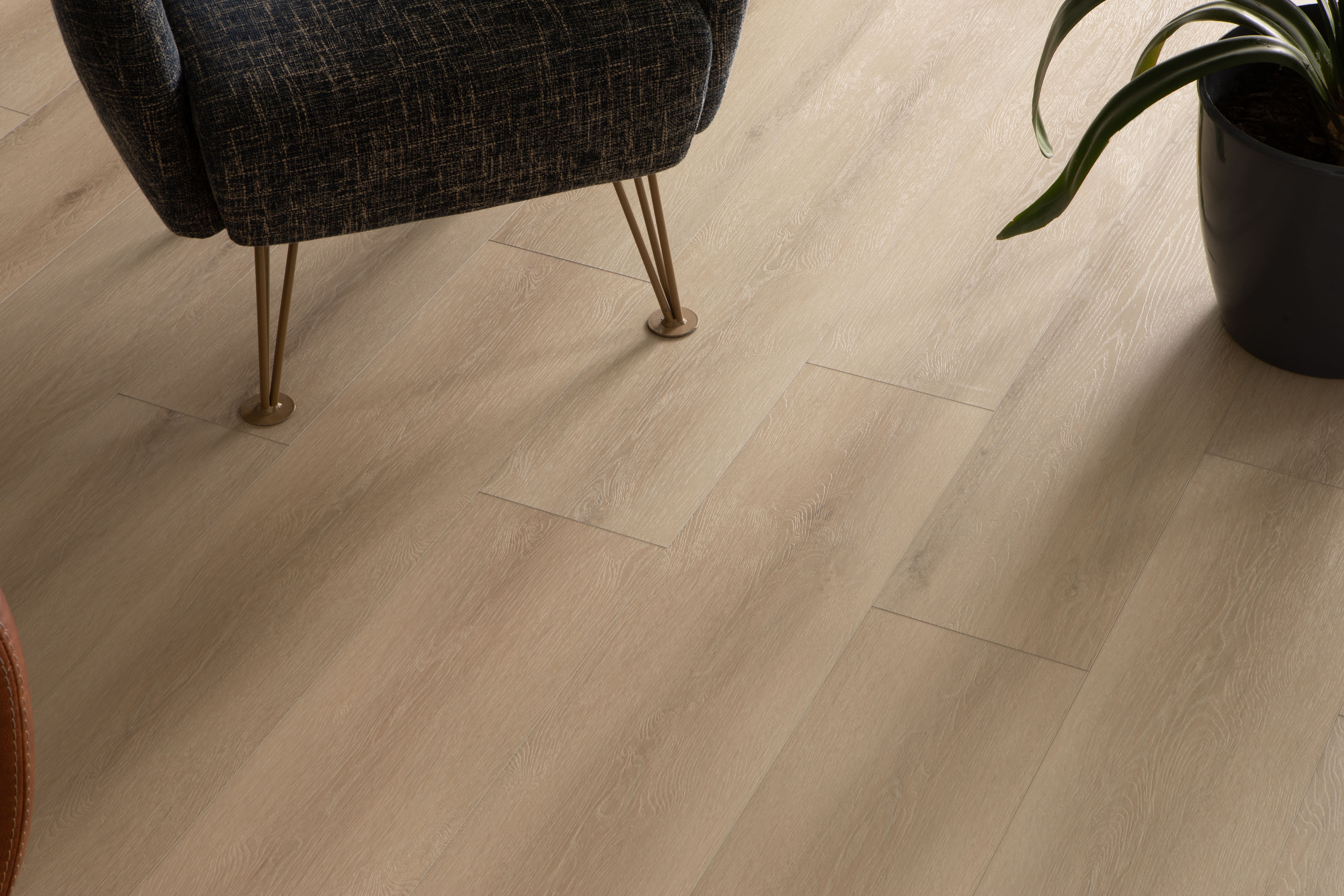 Кварцвиниловый SPC ламинат Vinilam Cork Дуб Намюр 10120V 1220×227×7 фото в интерьере