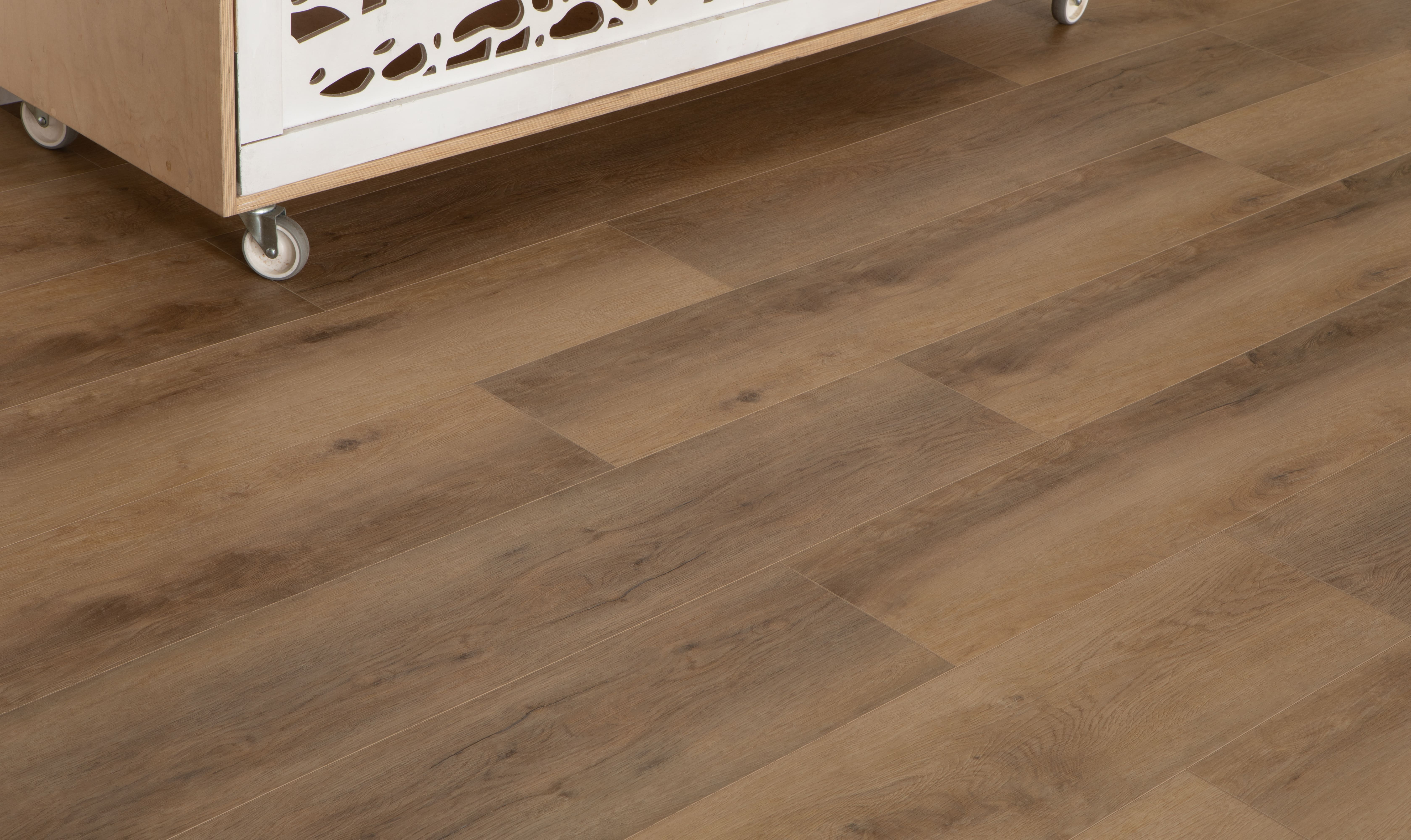 Кварцвиниловый SPC ламинат Vinilam Cork Дуб Антверпен 10130V 1220×227×7 фото в интерьере