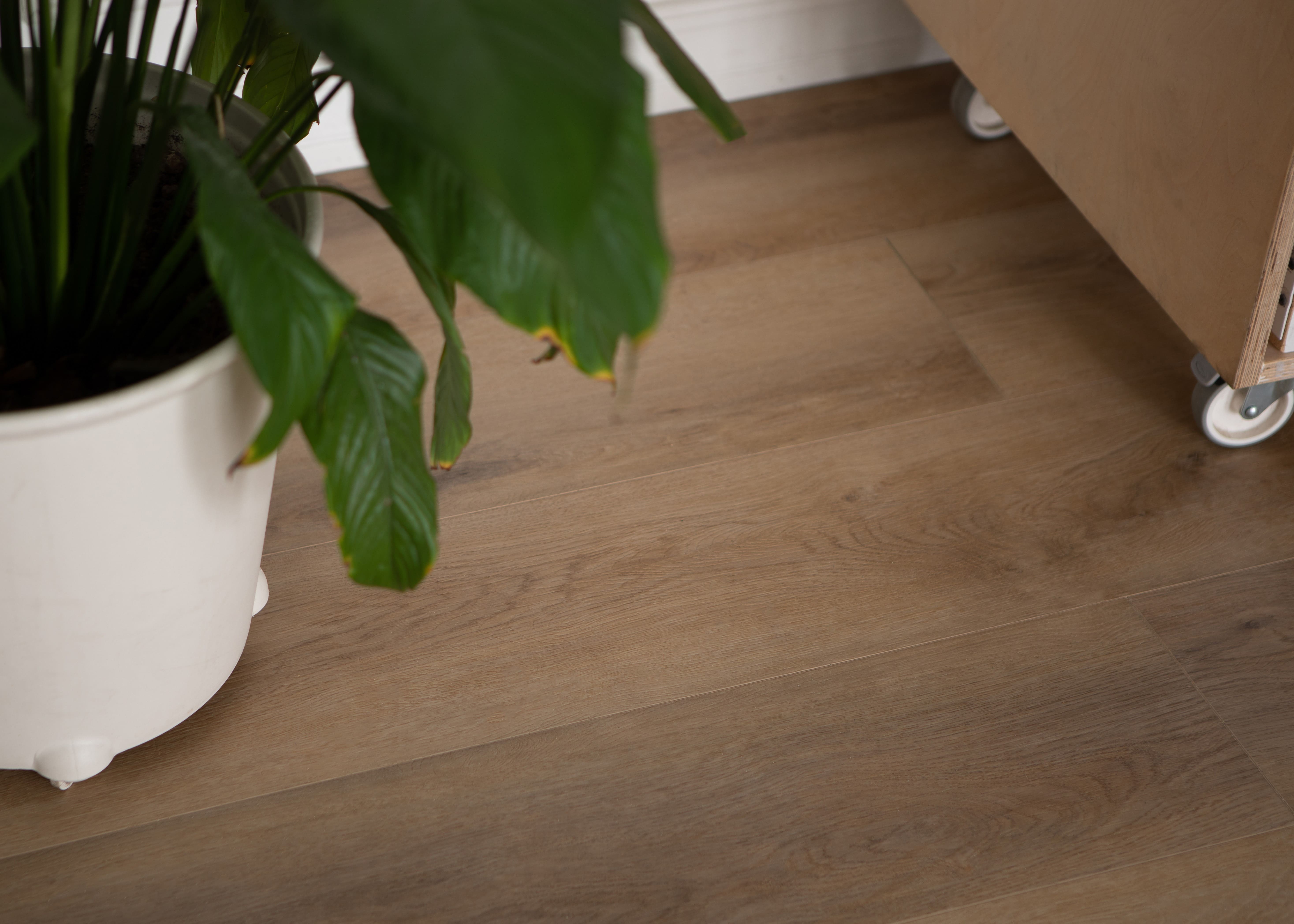 Кварцвиниловый SPC ламинат Vinilam Cork Дуб Антверпен 10130V 1220×227×7 фото в интерьере