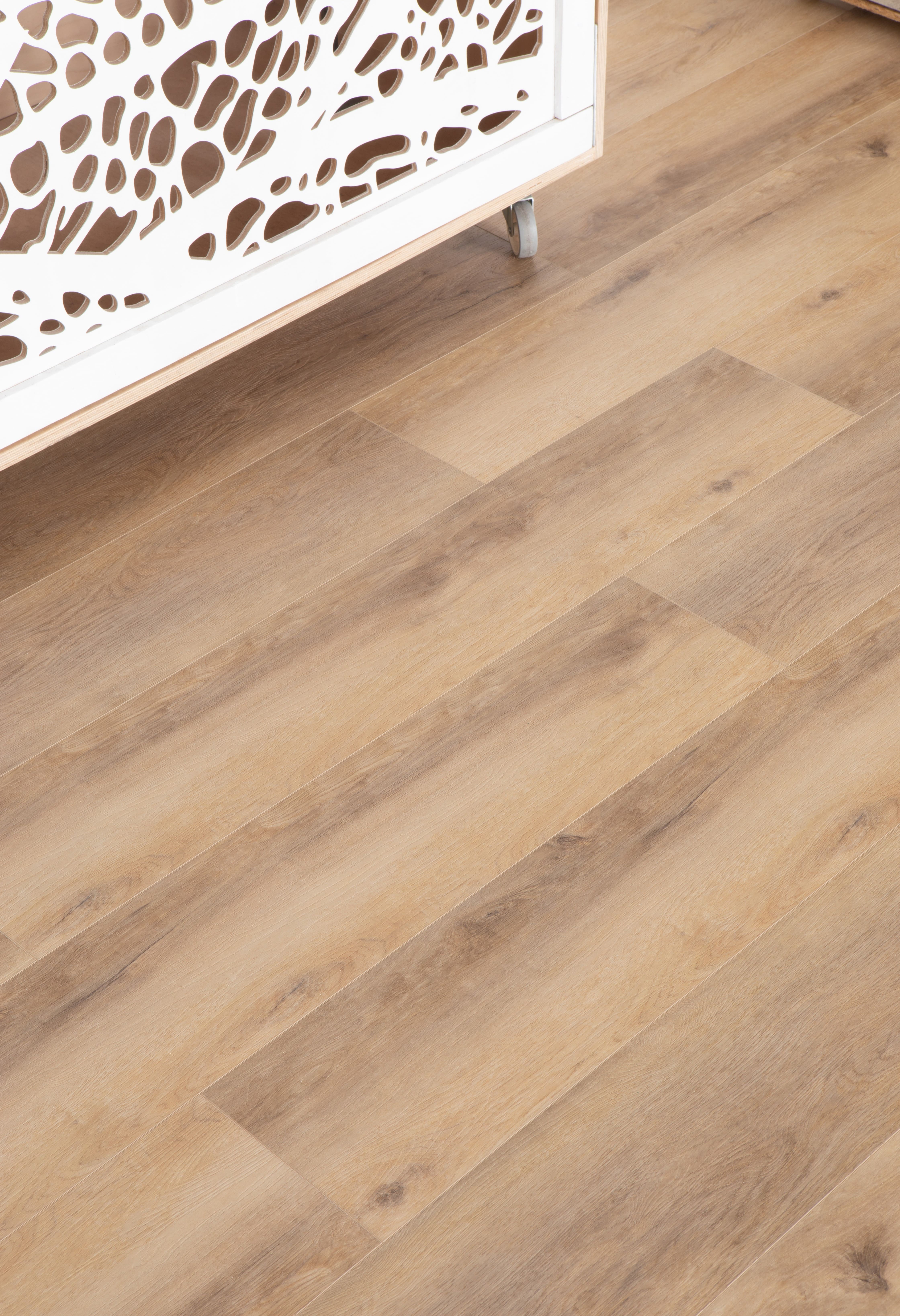 Кварцвиниловый SPC ламинат Vinilam Cork Дуб Антверпен 10130V 1220×227×7 фото в интерьере