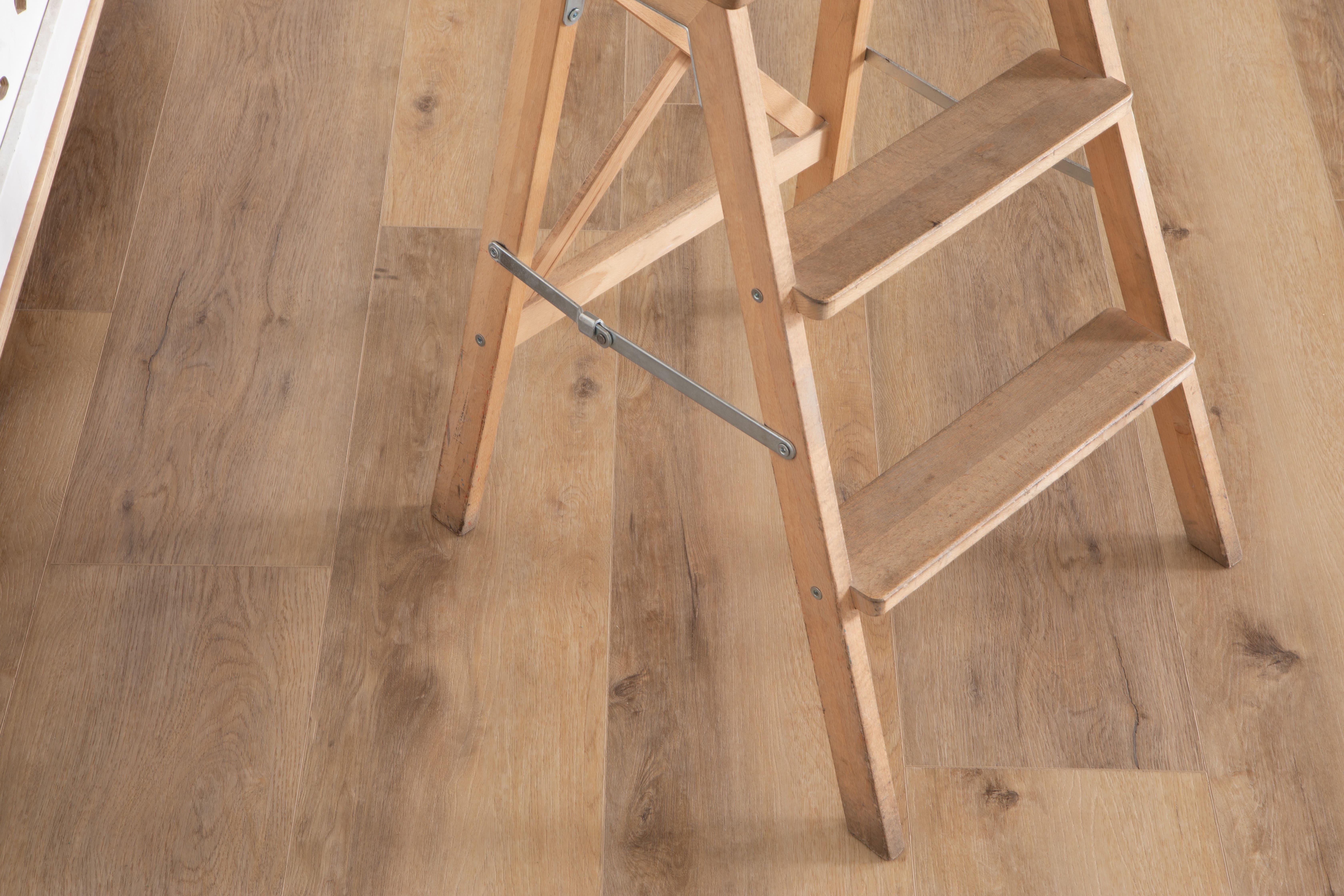 Кварцвиниловый SPC ламинат Vinilam Cork Дуб Антверпен 10130V 1220×227×7 фото в интерьере