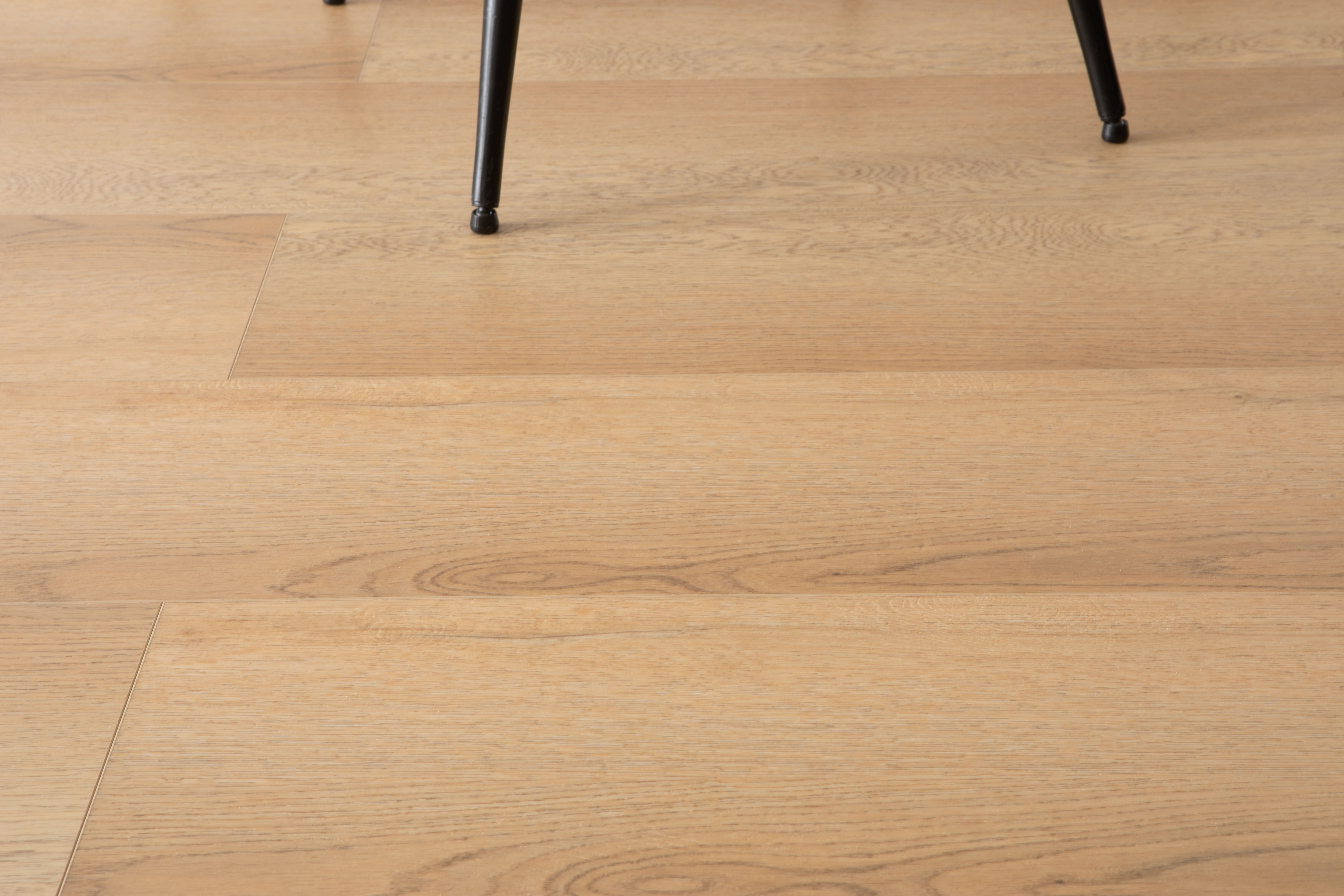 Кварцвиниловый SPC ламинат Vinilam Cork Дуб Динан 10140V 1220×227×7 фото в интерьере