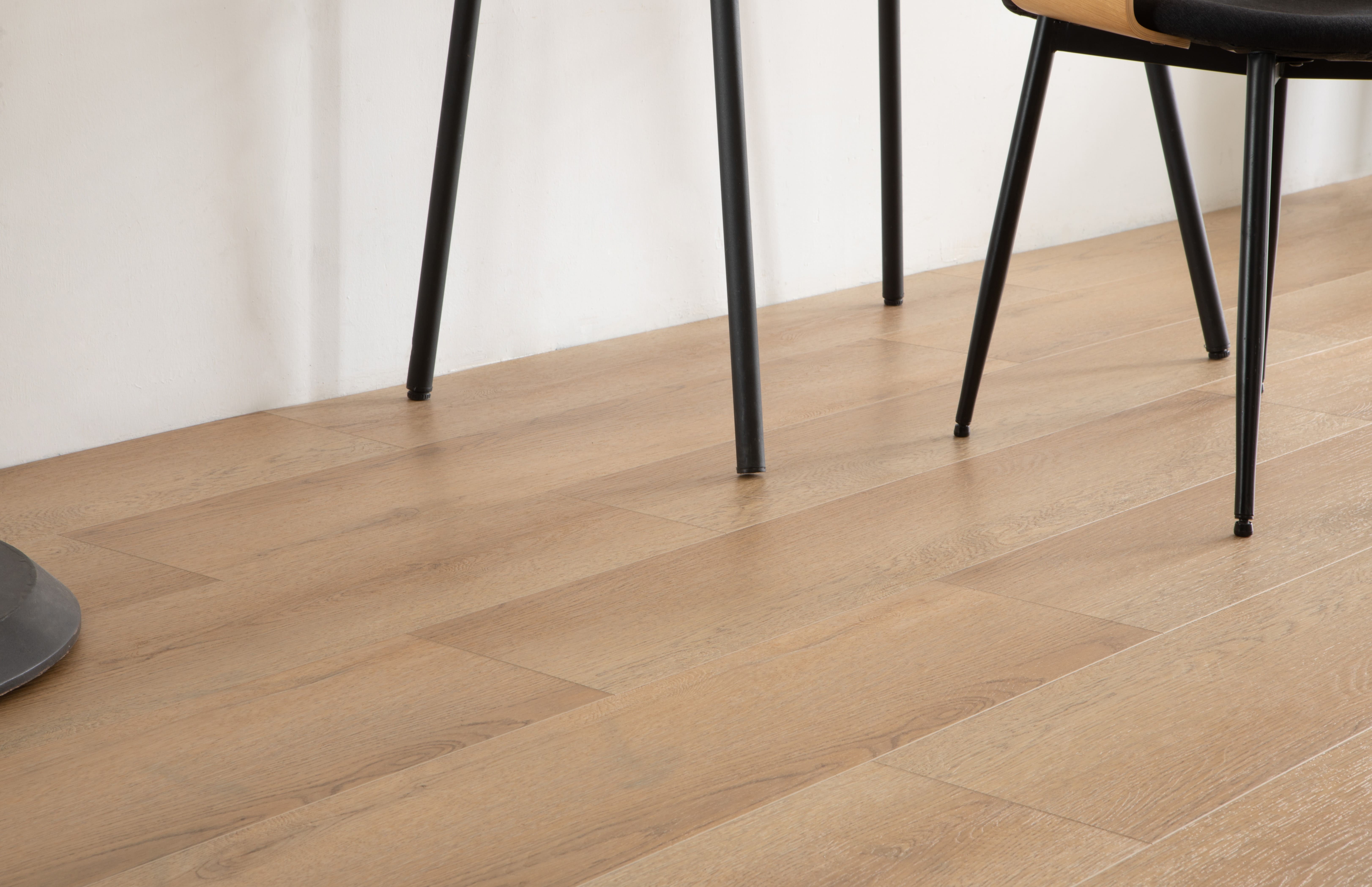 Кварцвиниловый SPC ламинат Vinilam Cork Дуб Динан 10140V 1220×227×7 фото в интерьере