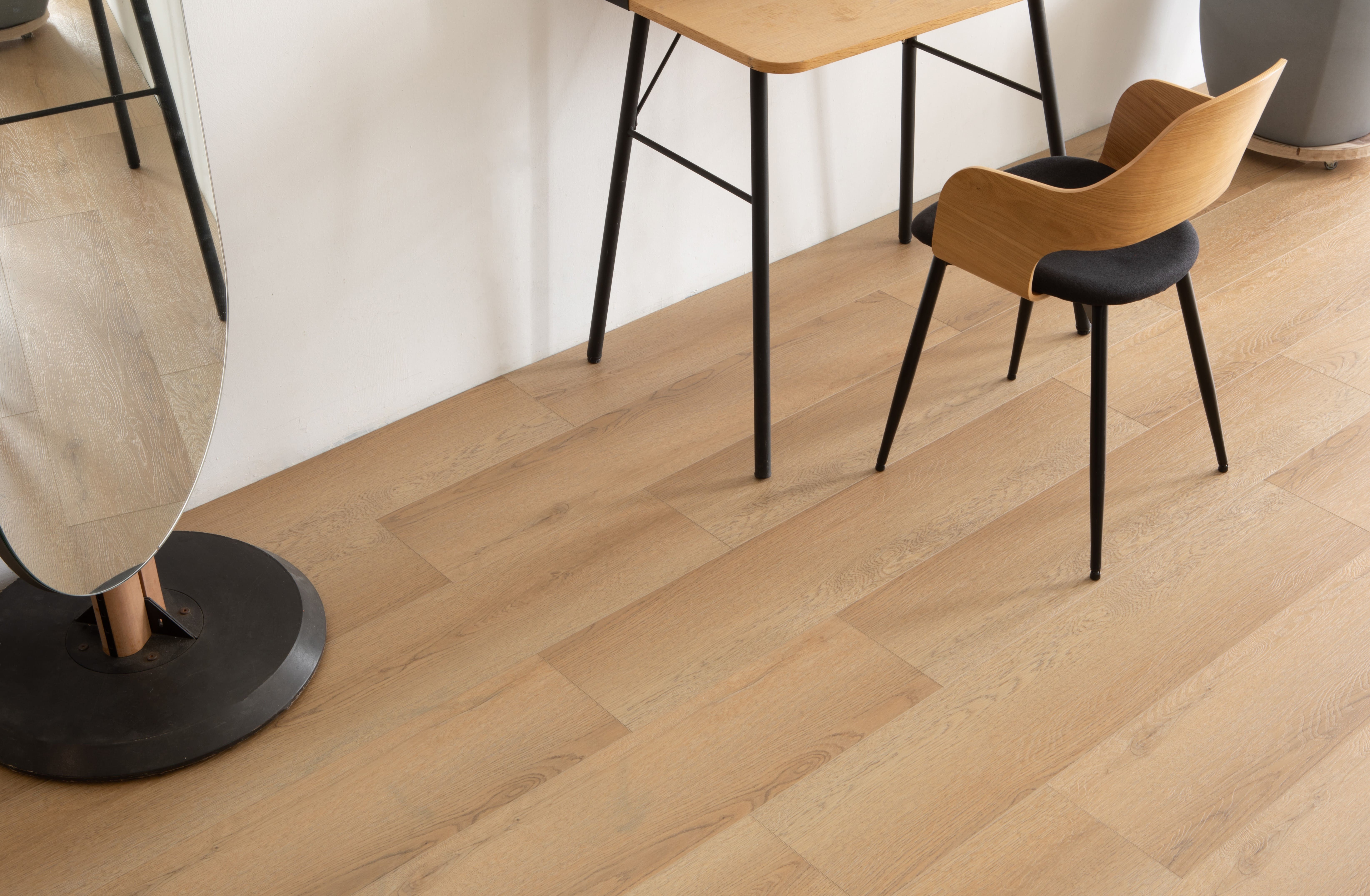 Кварцвиниловый SPC ламинат Vinilam Cork Дуб Динан 10140V 1220×227×7 фото в интерьере