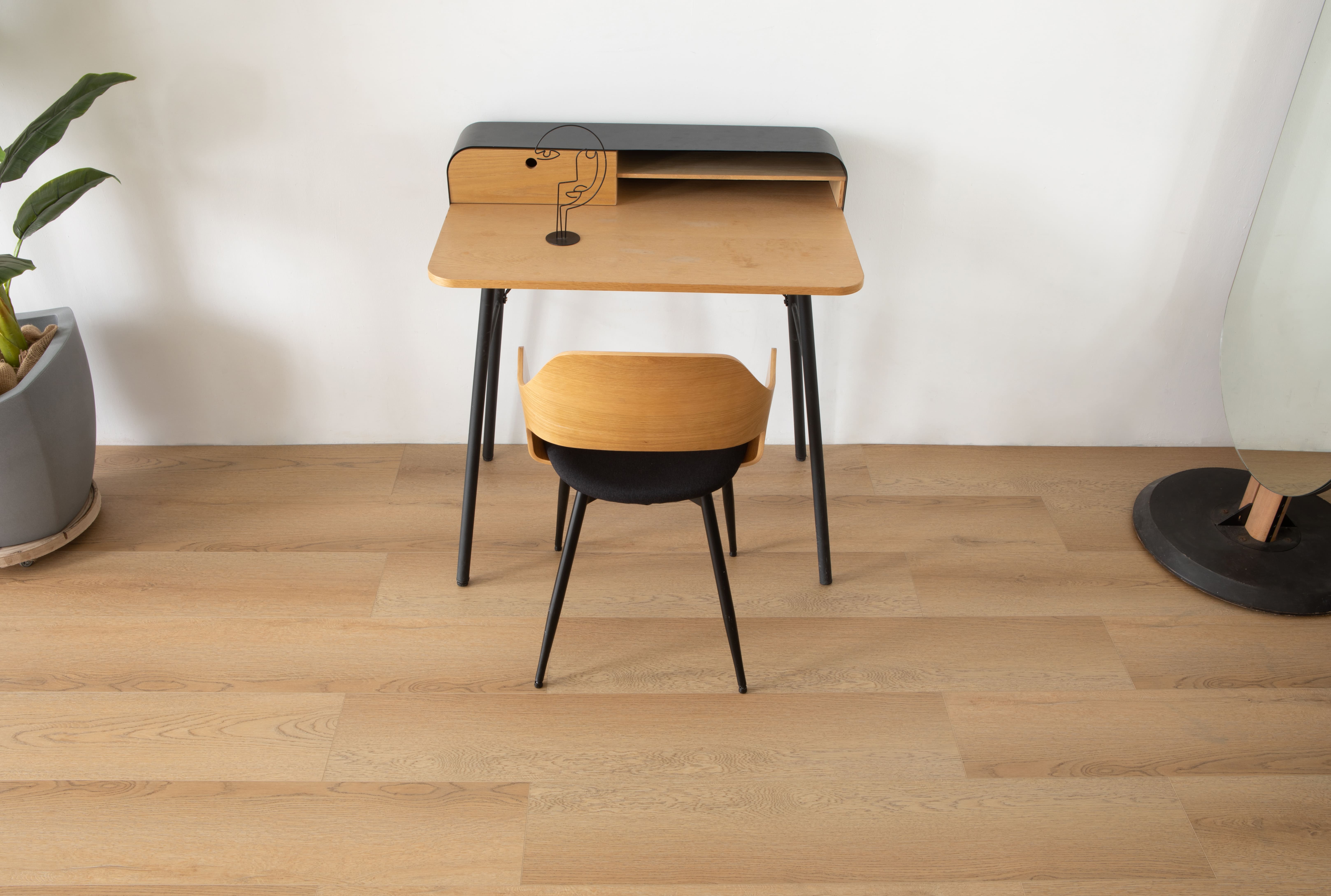 Кварцвиниловый SPC ламинат Vinilam Cork Дуб Динан 10140V 1220×227×7 фото в интерьере