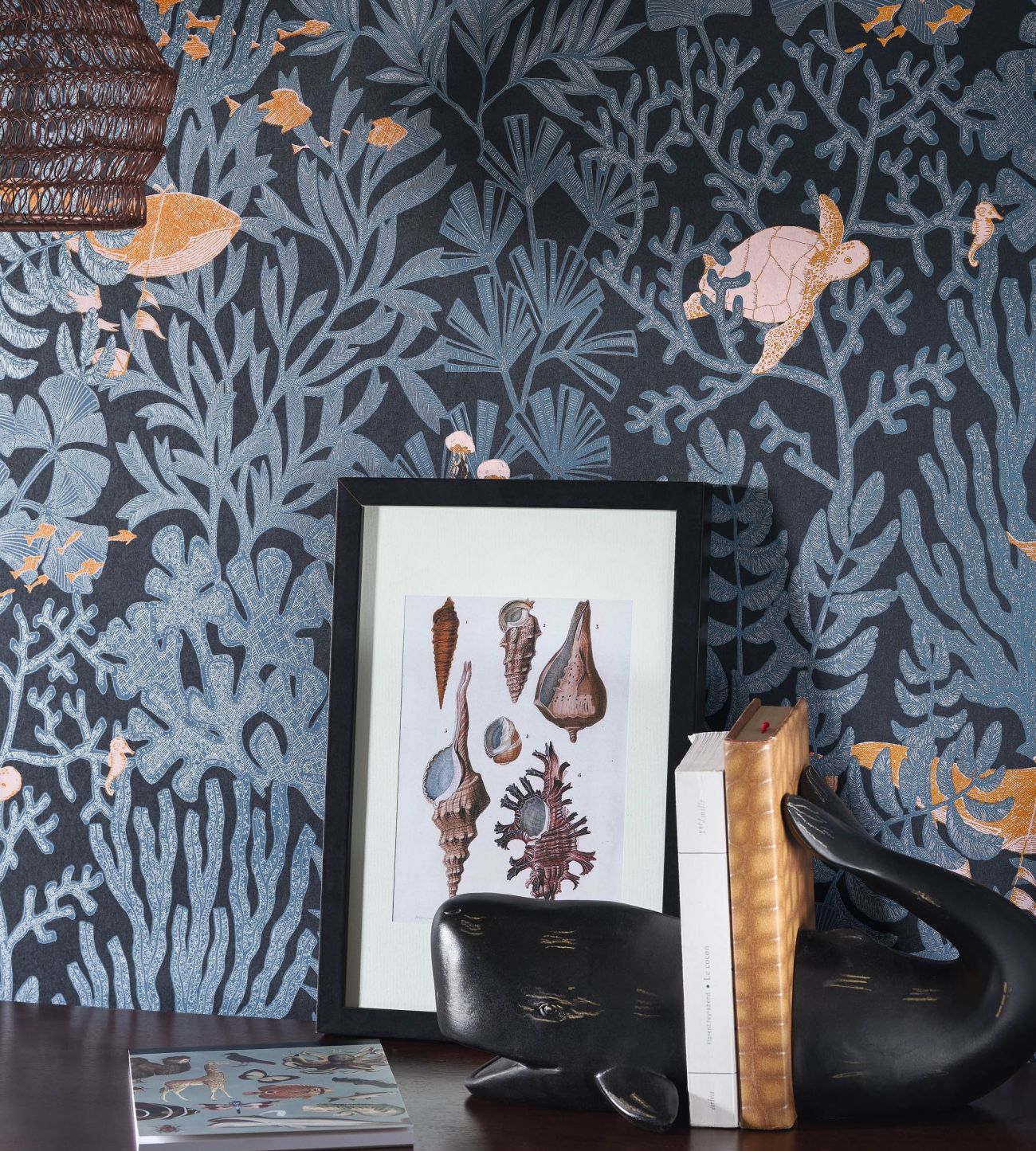 Обои Casadeco Voyage Onirique Atlantide 87236331 10,05×0,53 м фото в интерьере Обои Casadeco Voyage Onirique Atlantide 87236331 10,05×0,53 м фото в интерьере