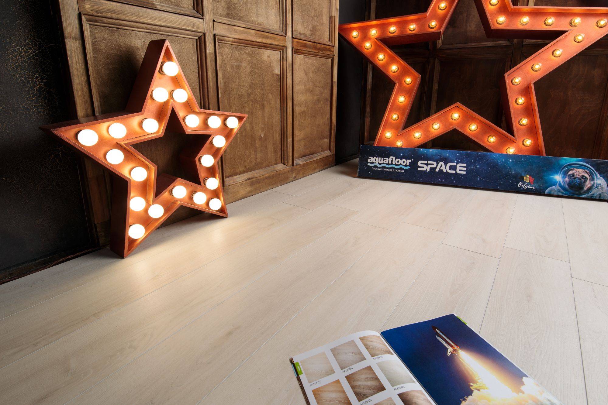 Кварцвиниловый SPC ламинат Aquafloor Space AF4052SPC 1220×180×4 фото в интерьере